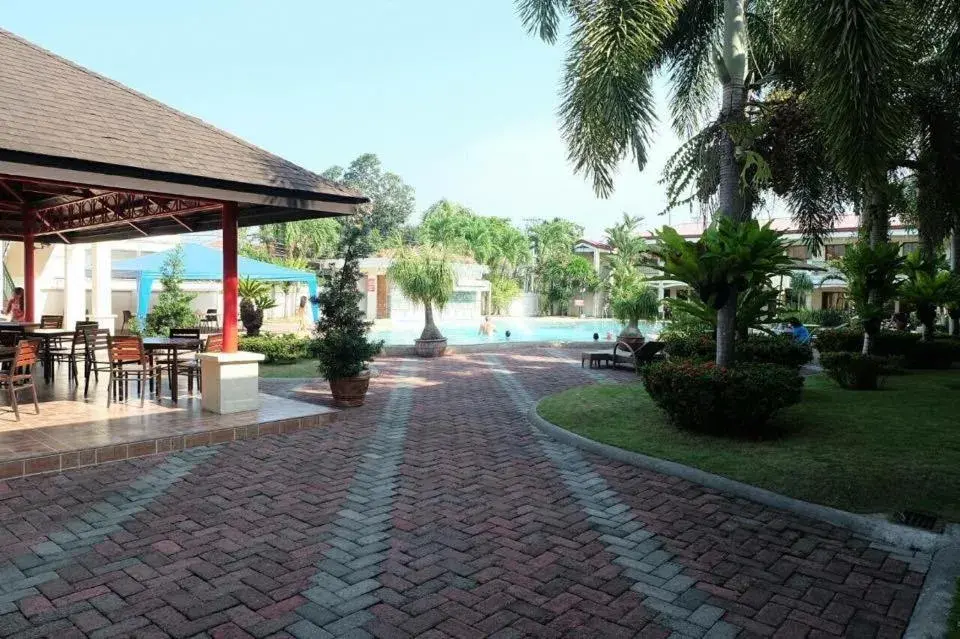 Day in Dottie's Place Hotel & Restaurant Day in Dottie's Place Hotel & Restaurant