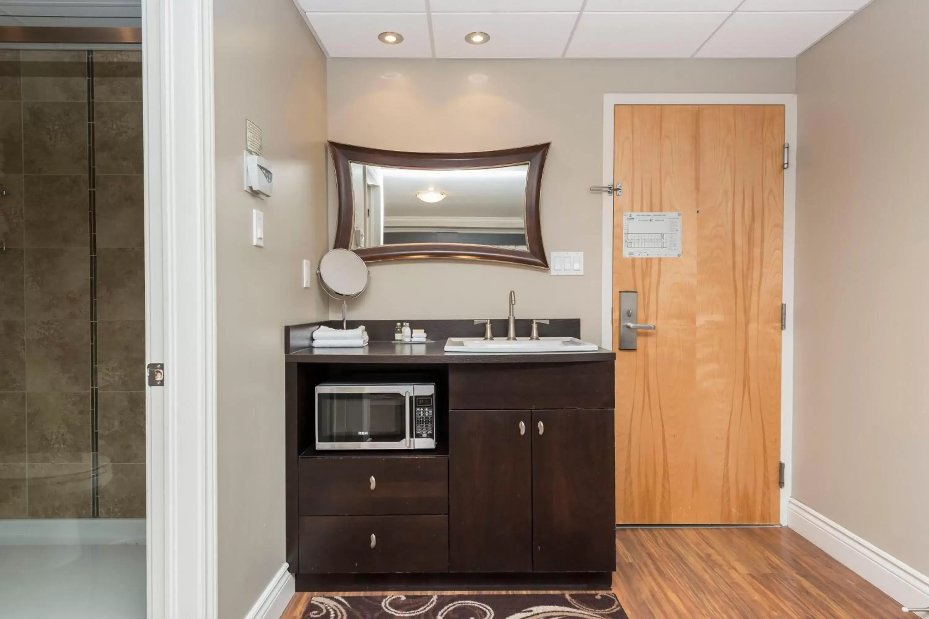 Bathroom, Kitchen/Kitchenette in Hotel & Suites Le Dauphin Drummondville
