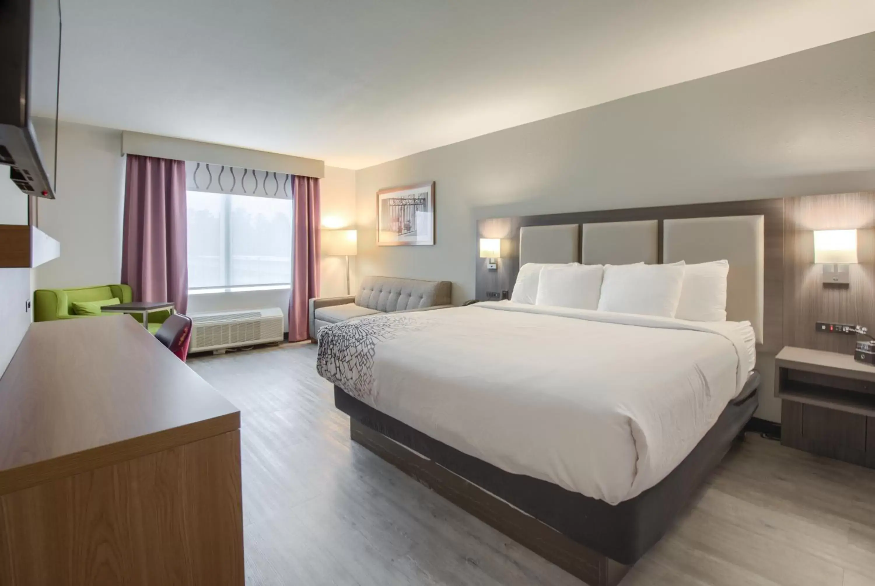 Photo of the whole room, Bed in La Quinta by Wyndham Mobile Photo of the whole room, Bed in La Quinta by Wyndham Mobile