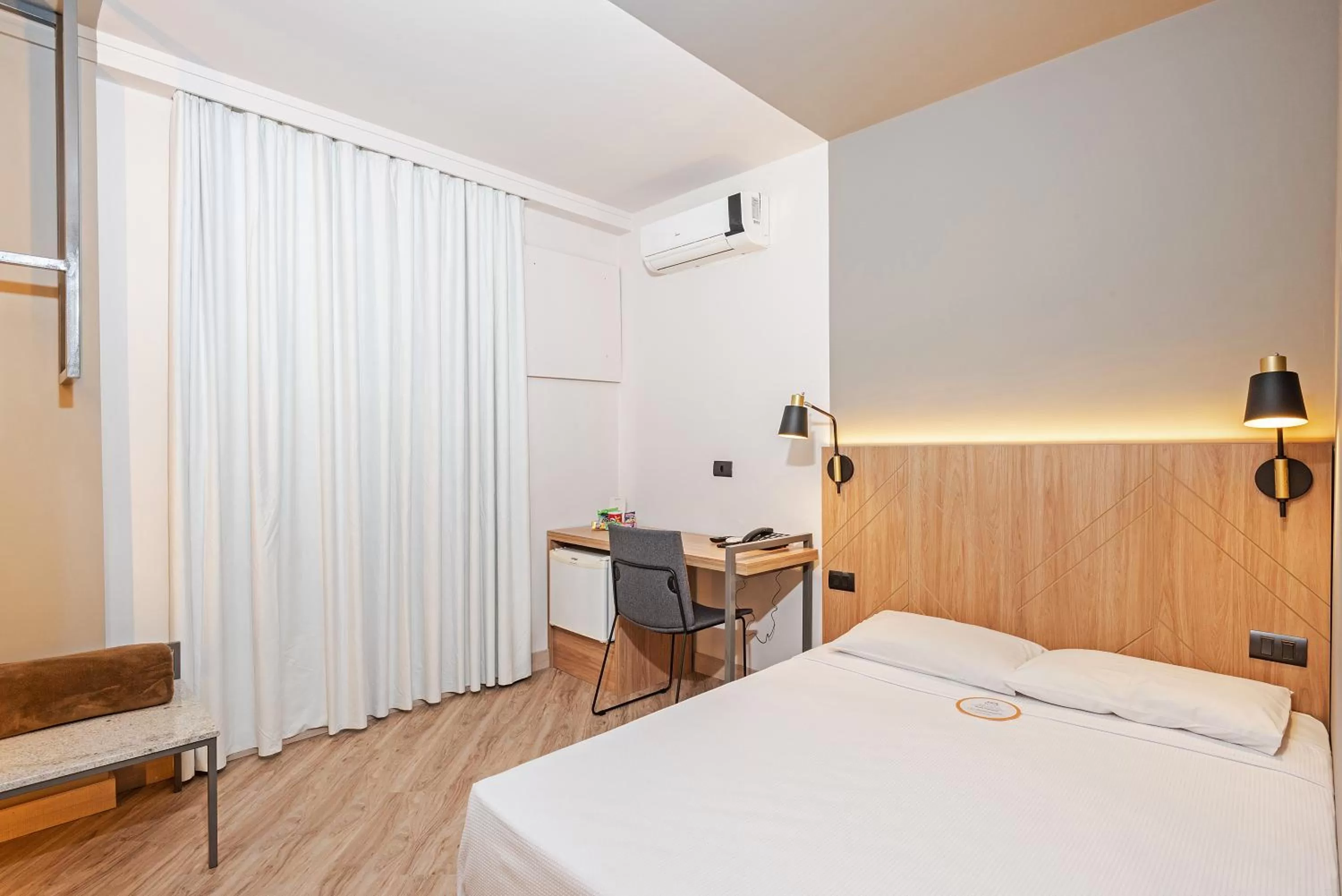 Photo of the whole room, Bed in Slim Curitiba Alto da XV