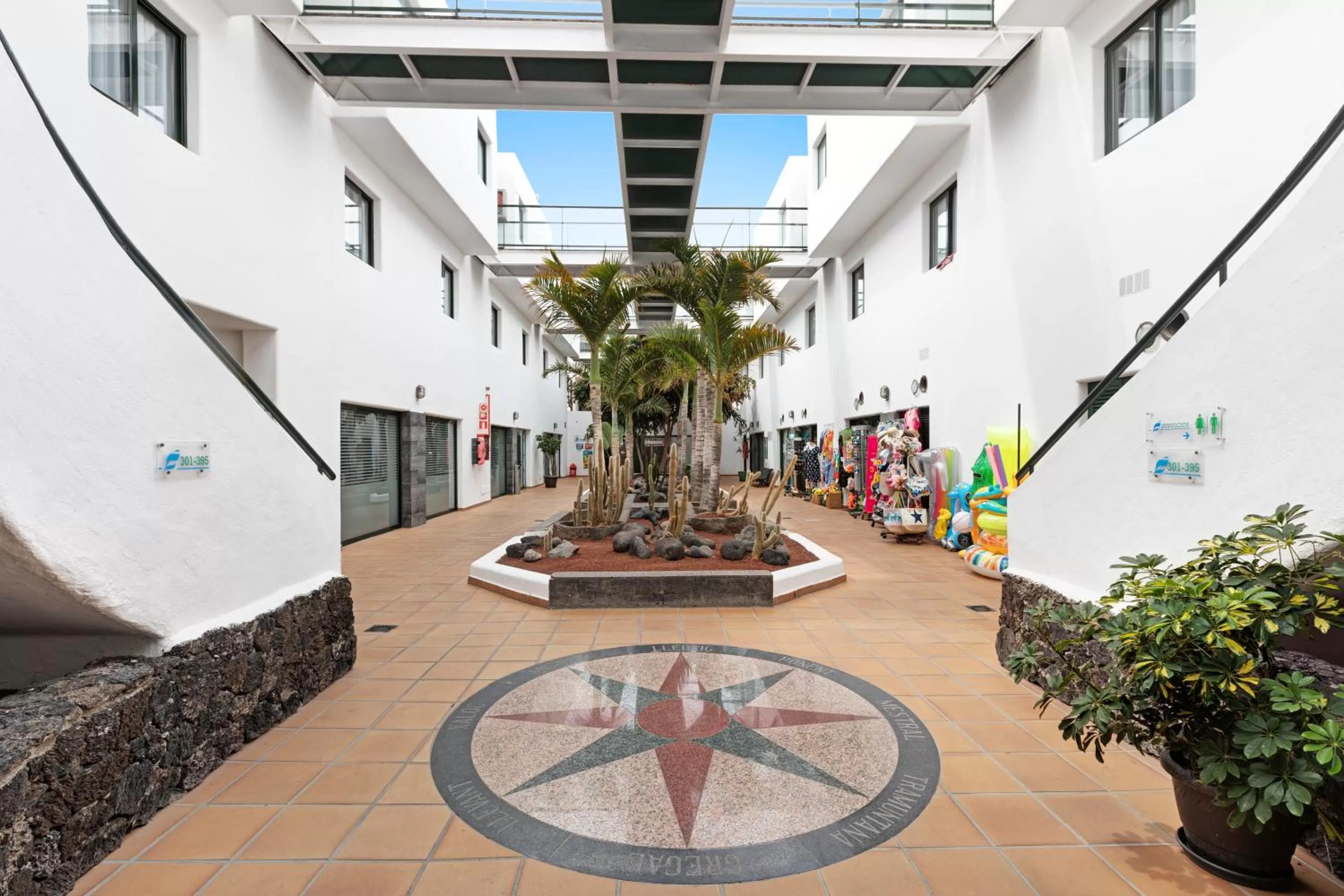 On-site shops in Hotel THB Flora