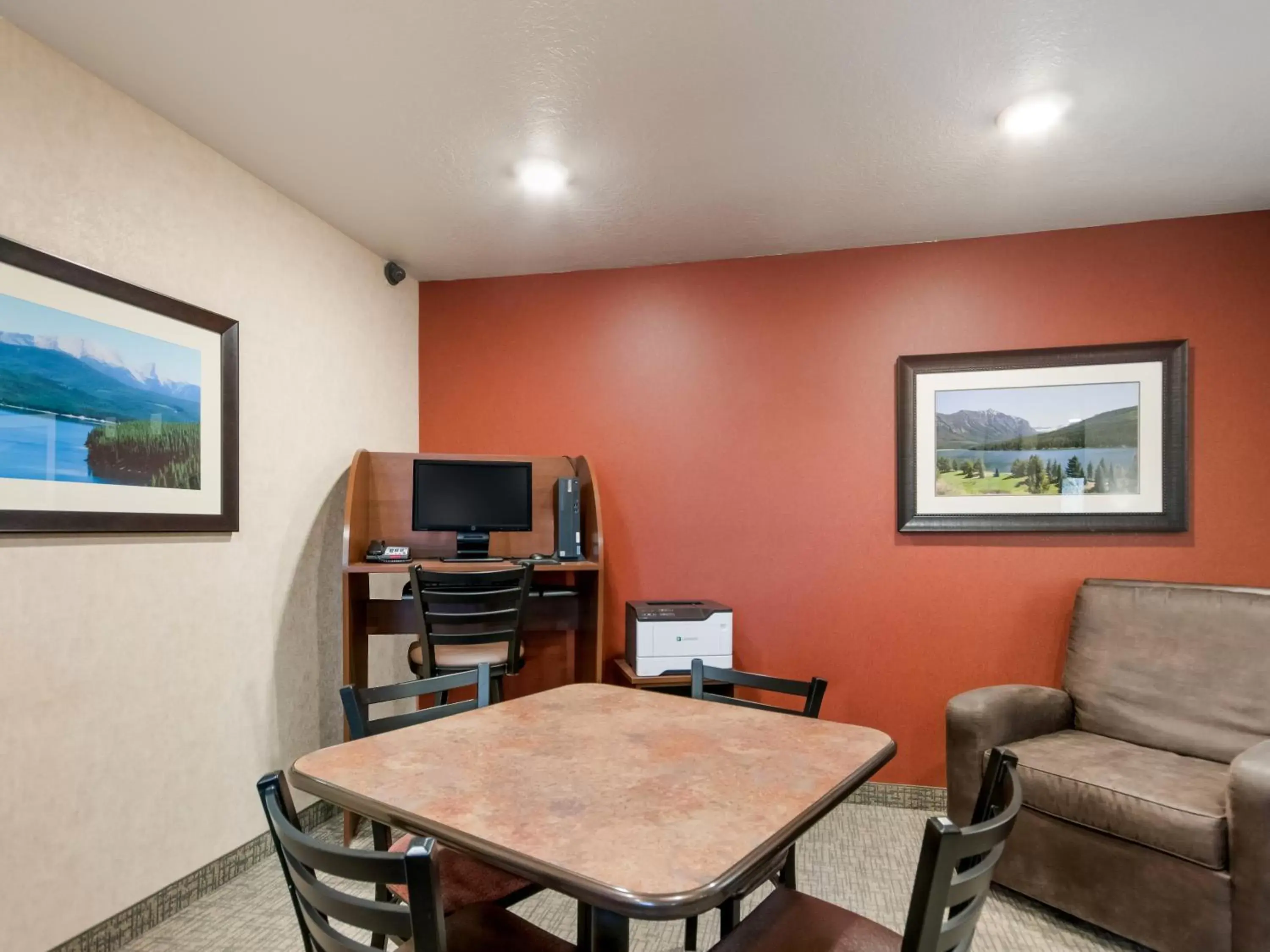 Communal lounge/ TV room, TV/Entertainment Center in My Place Hotel-Ketchikan, AK