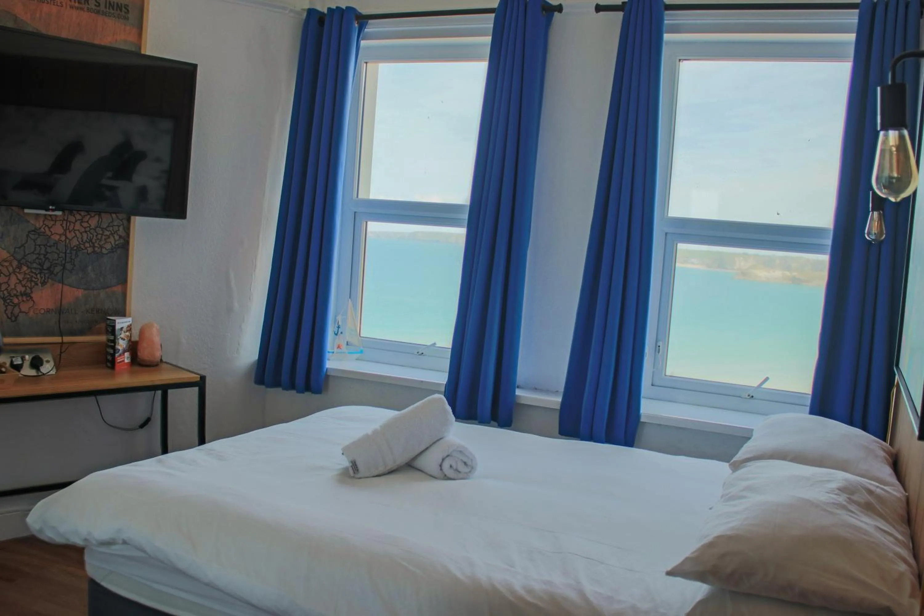 Bedroom, Bed in St Christopher's Inn Newquay