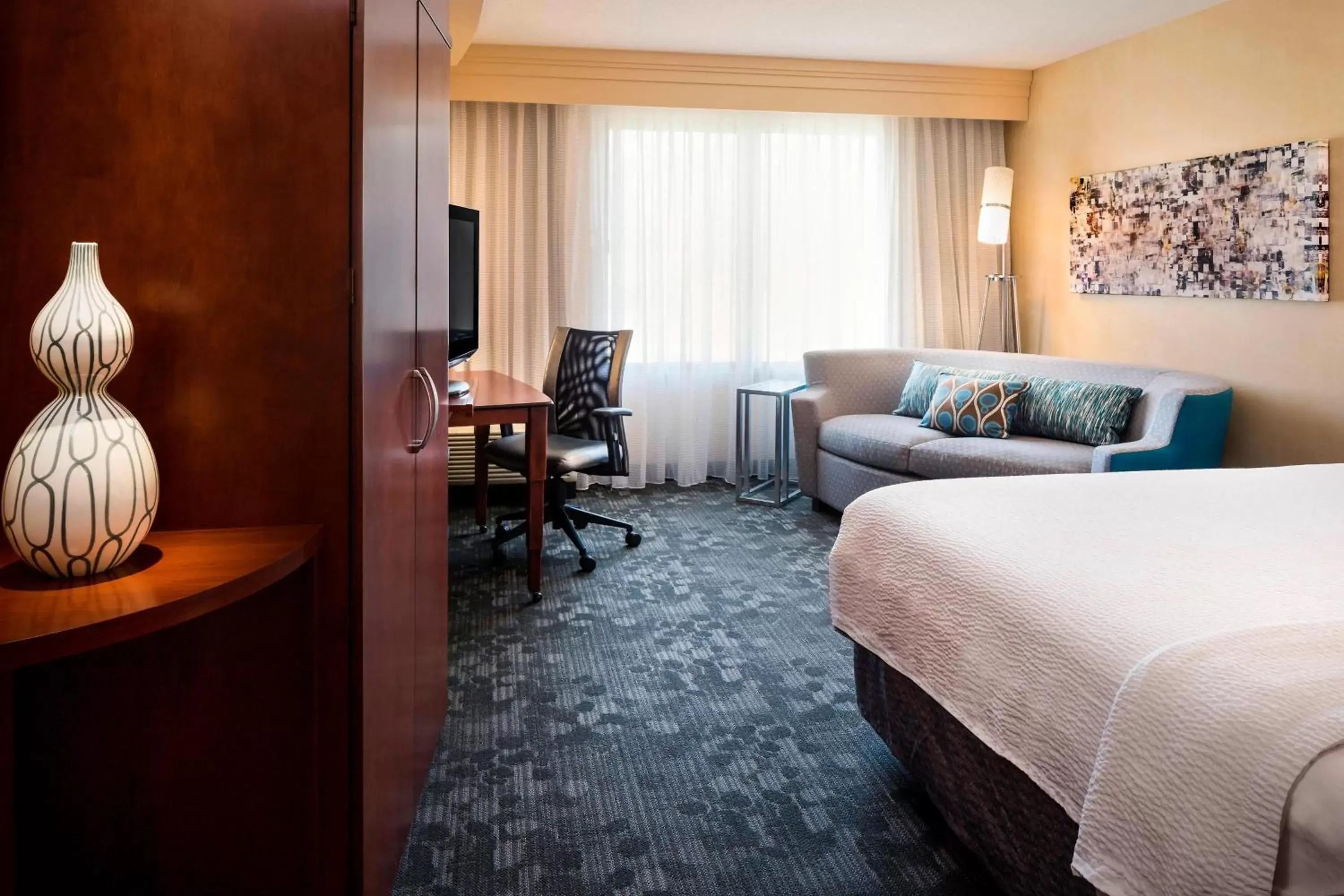 Photo of the whole room, Seating Area in Courtyard by Marriott Kansas City Shawnee