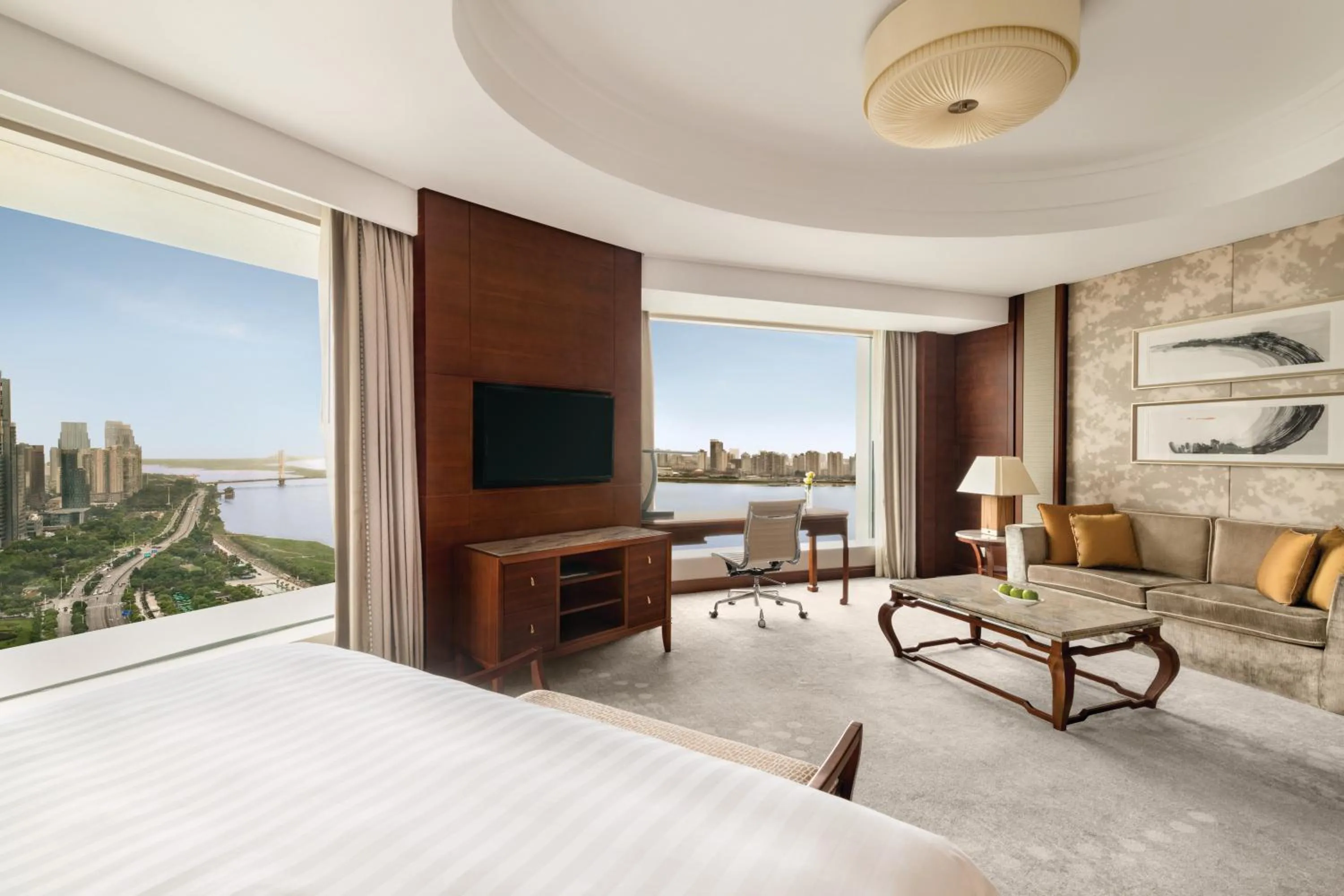 Photo of the whole room, Bed in Shangri-La Nanchang丨All room offer river views Just one stop from the Pavilion of Prince Teng