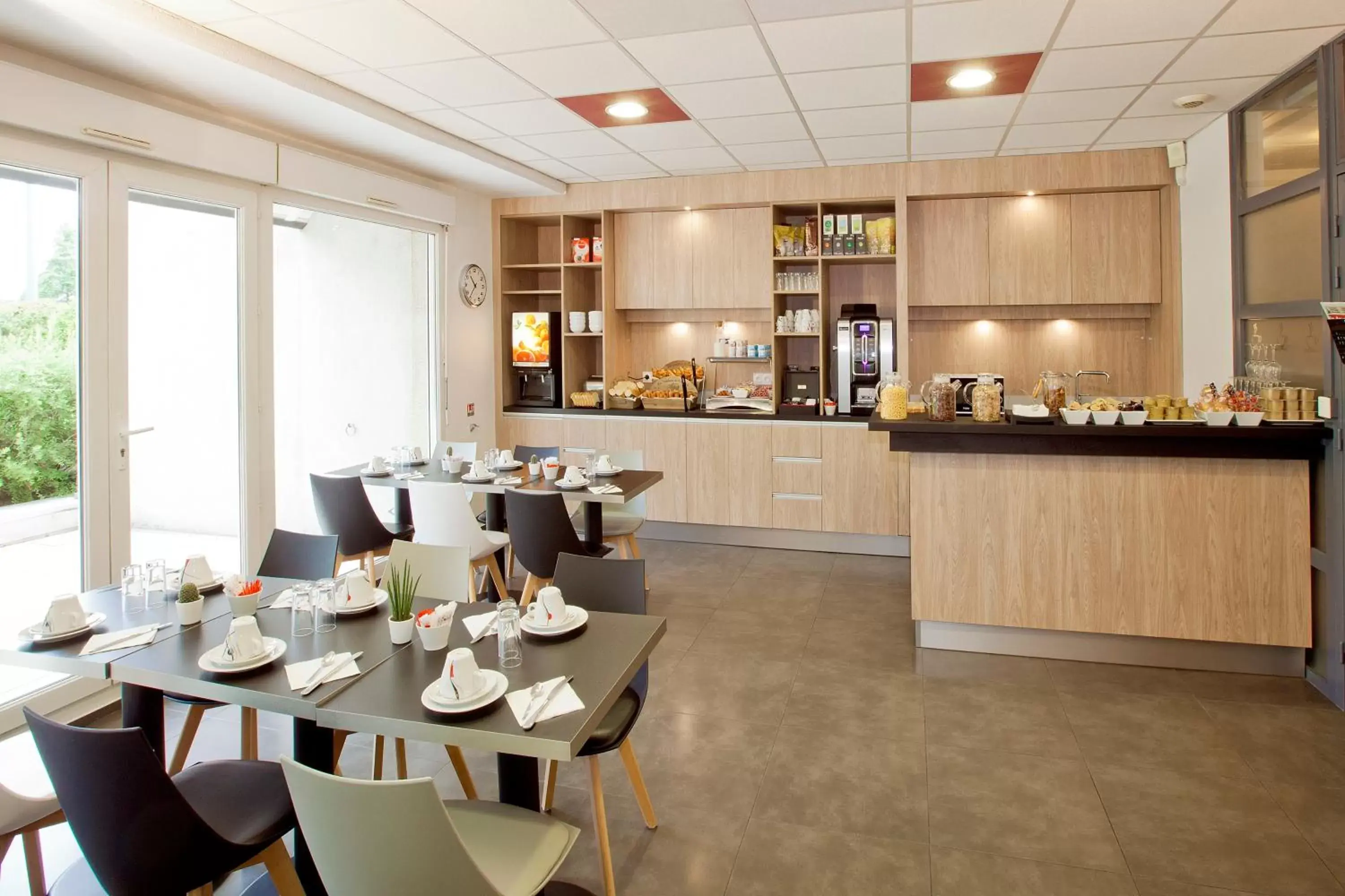 Restaurant/Places to Eat in Séjours & Affaires Grenoble Marie Curie