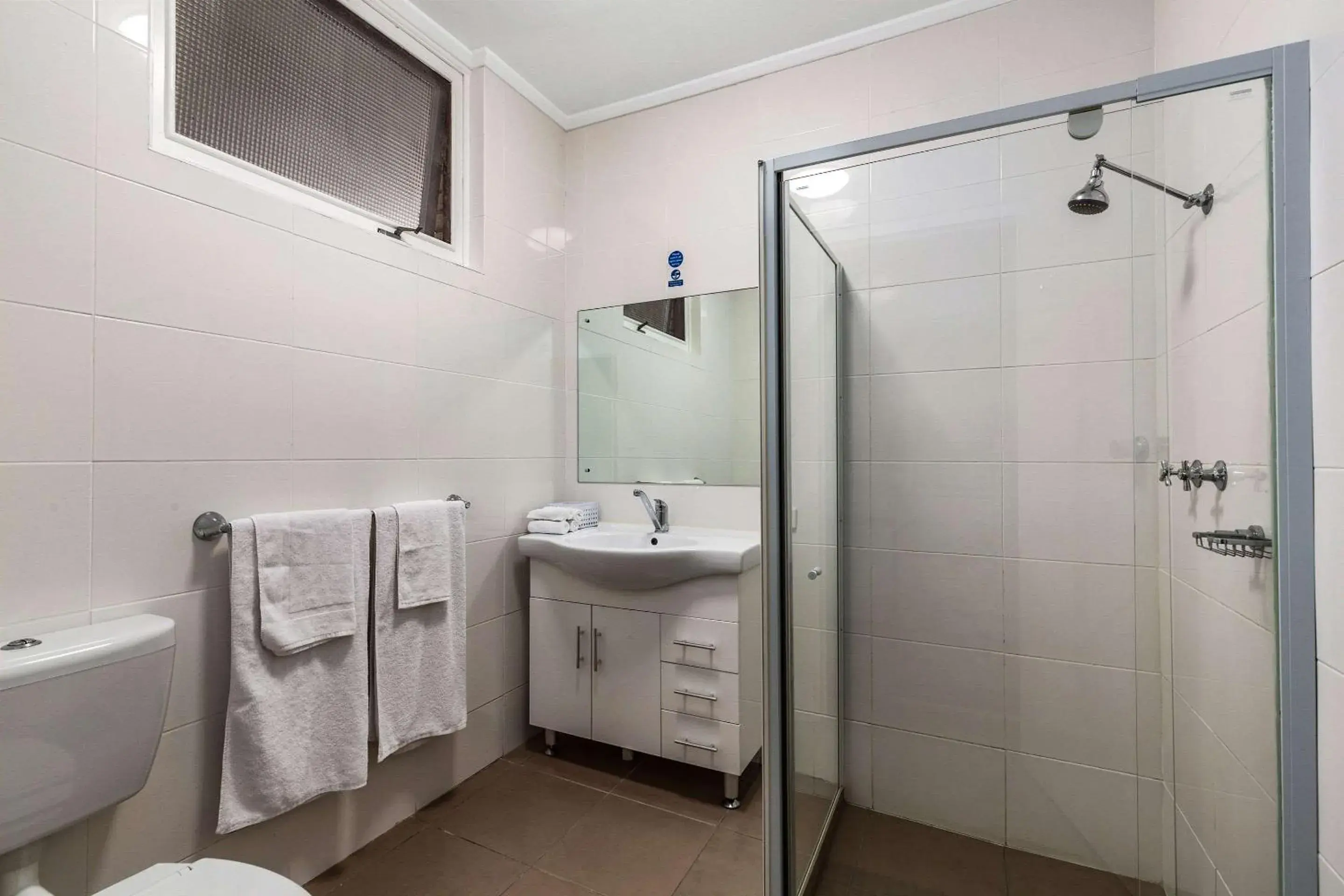 Bathroom in Comfort Inn Glenelg