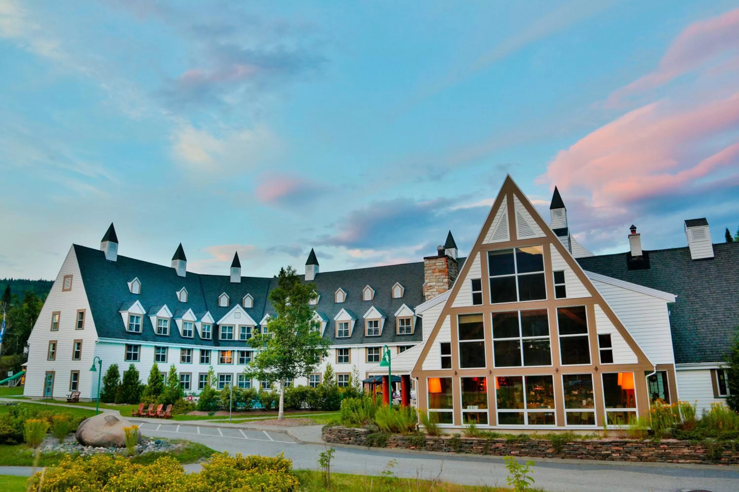 Facade/entrance in Gîte du Mont-Albert - Sepaq