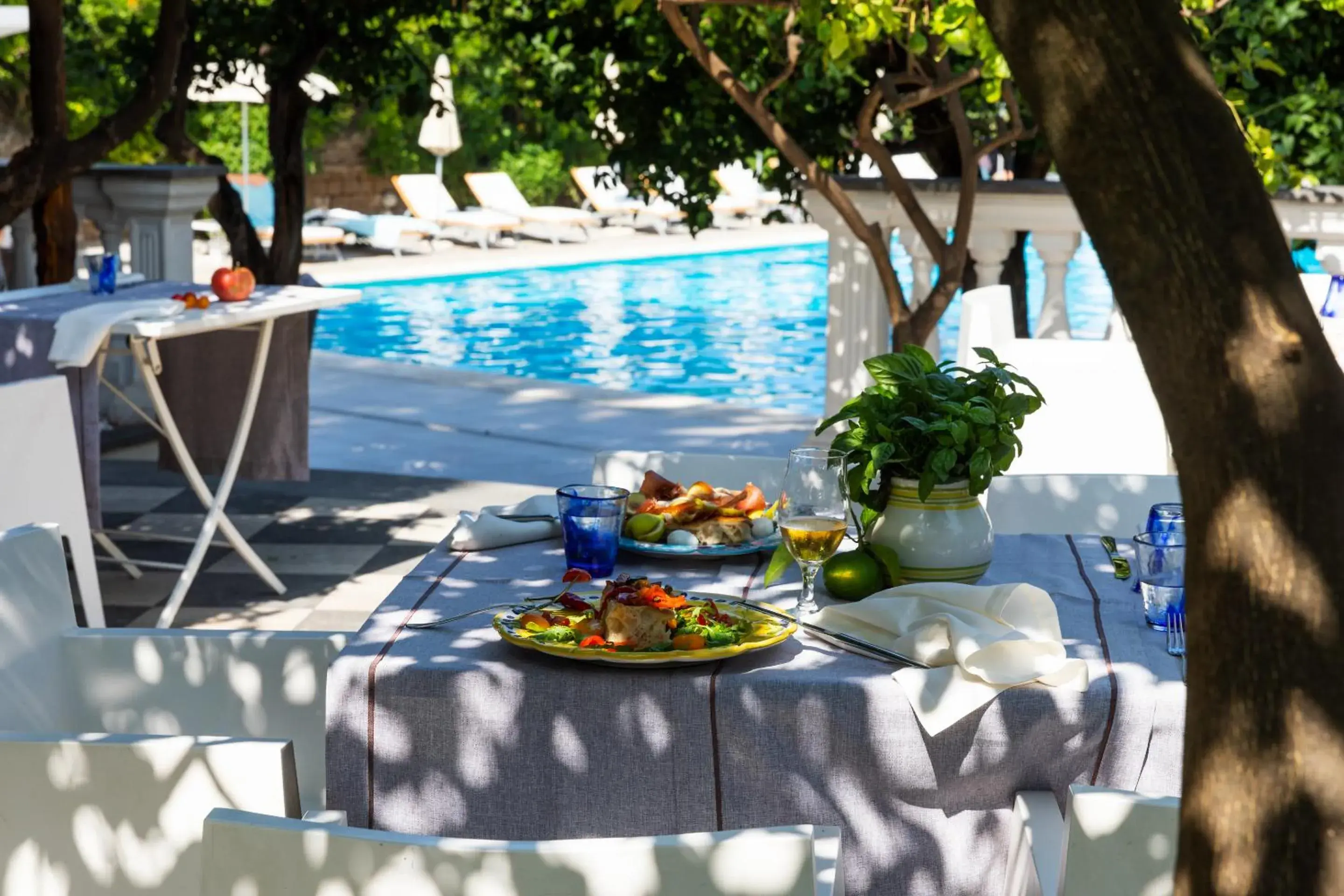 Restaurant/places to eat, Swimming Pool in Grand Hotel Cocumella