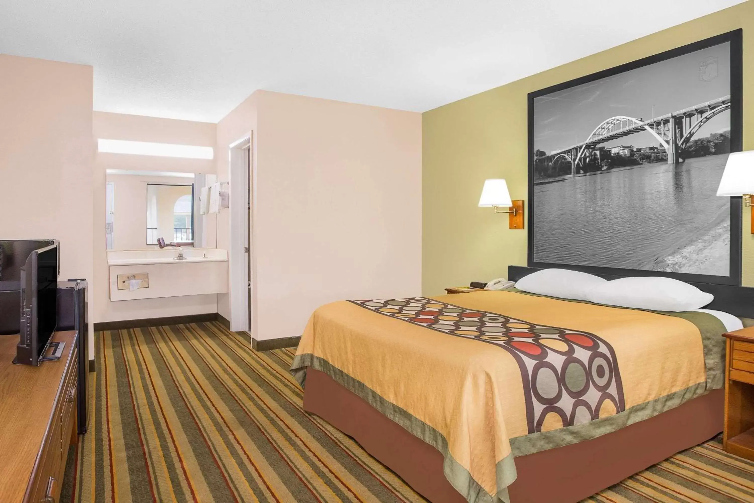 Photo of the whole room, Bed in Super 8 by Wyndham Eufaula
