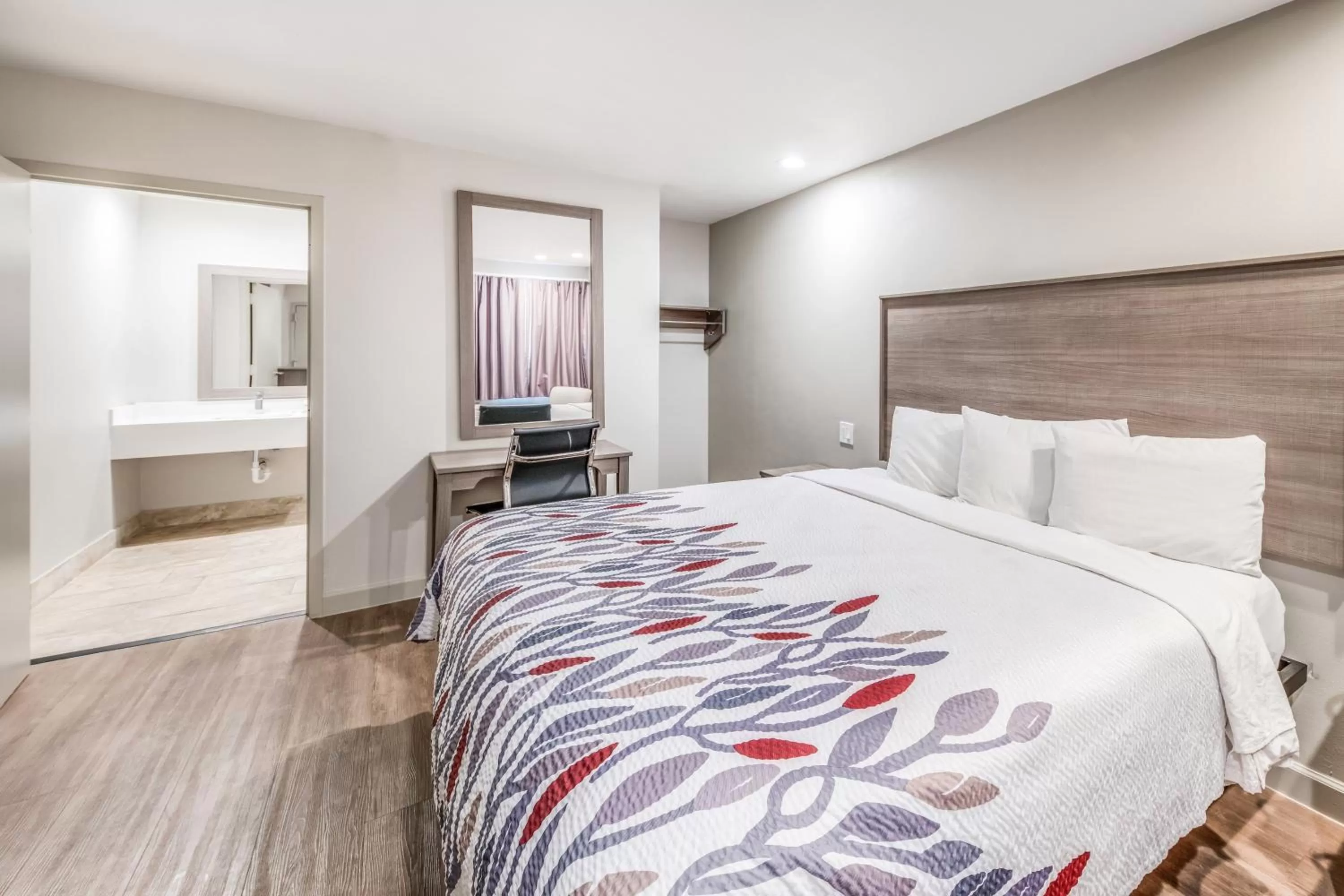 Photo of the whole room, Bed in Red Roof Inn Lewisville