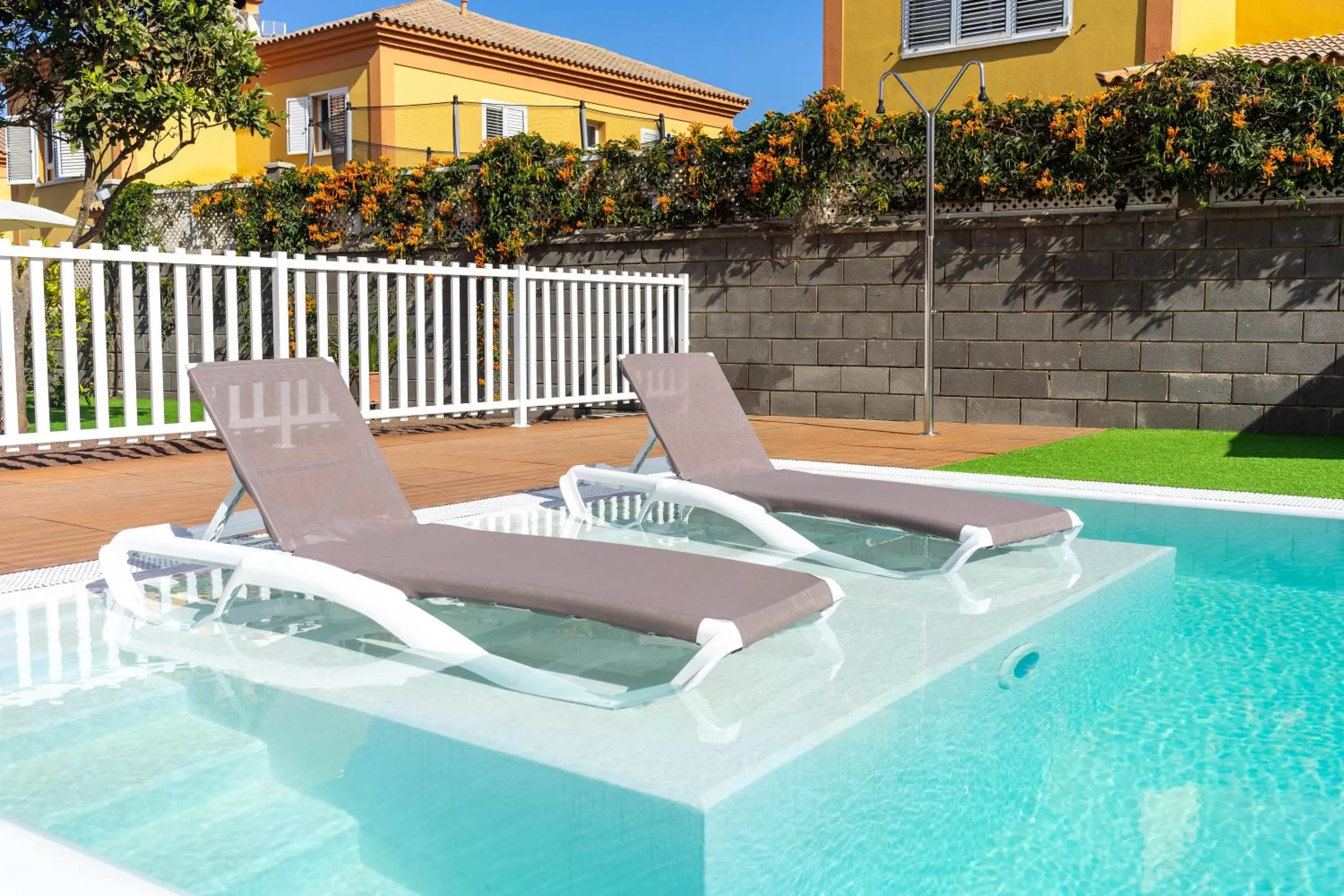 Swimming pool in Albor Suites