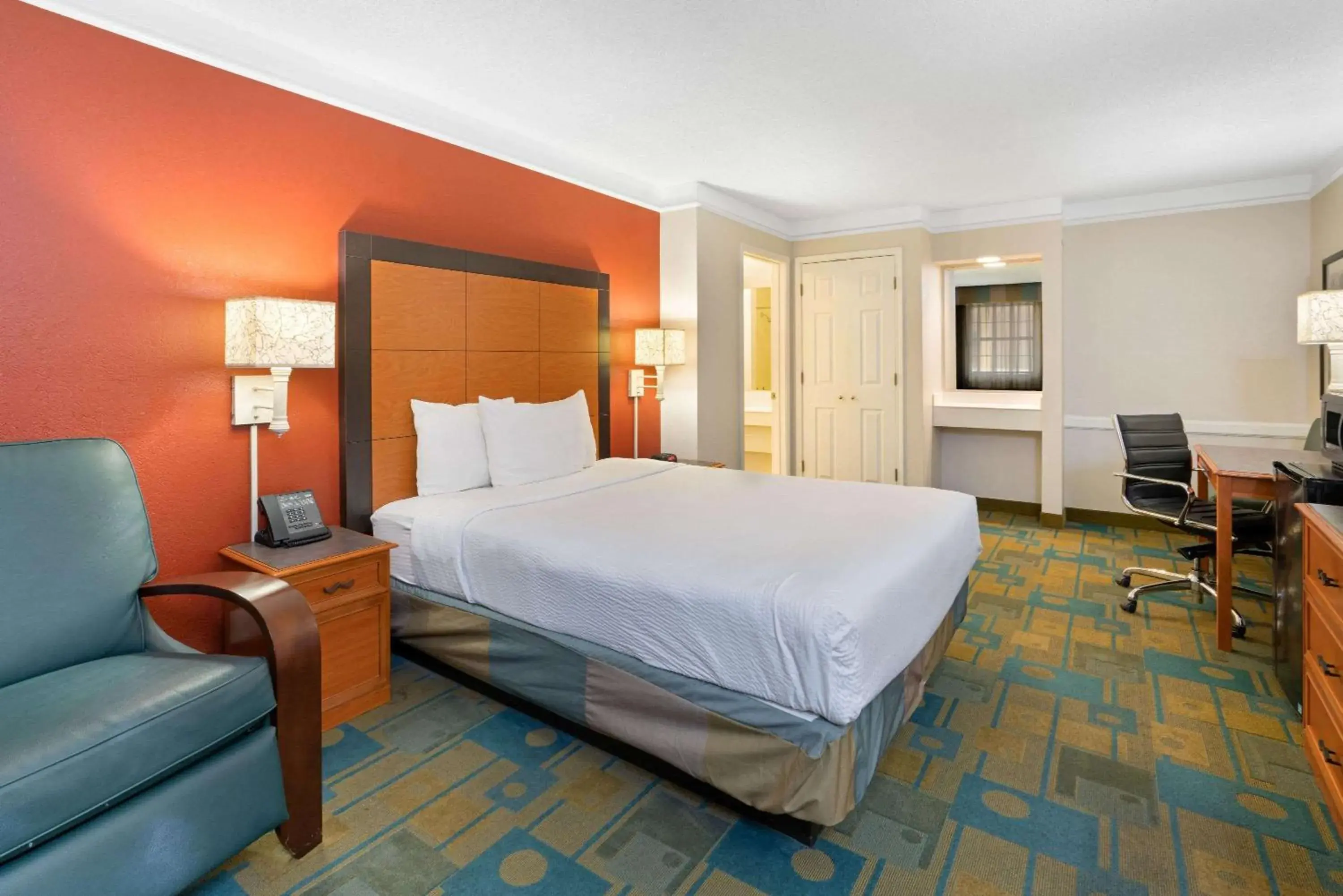 Photo of the whole room, Bed in La Quinta Inn by Wyndham Phoenix Sky Harbor Airport