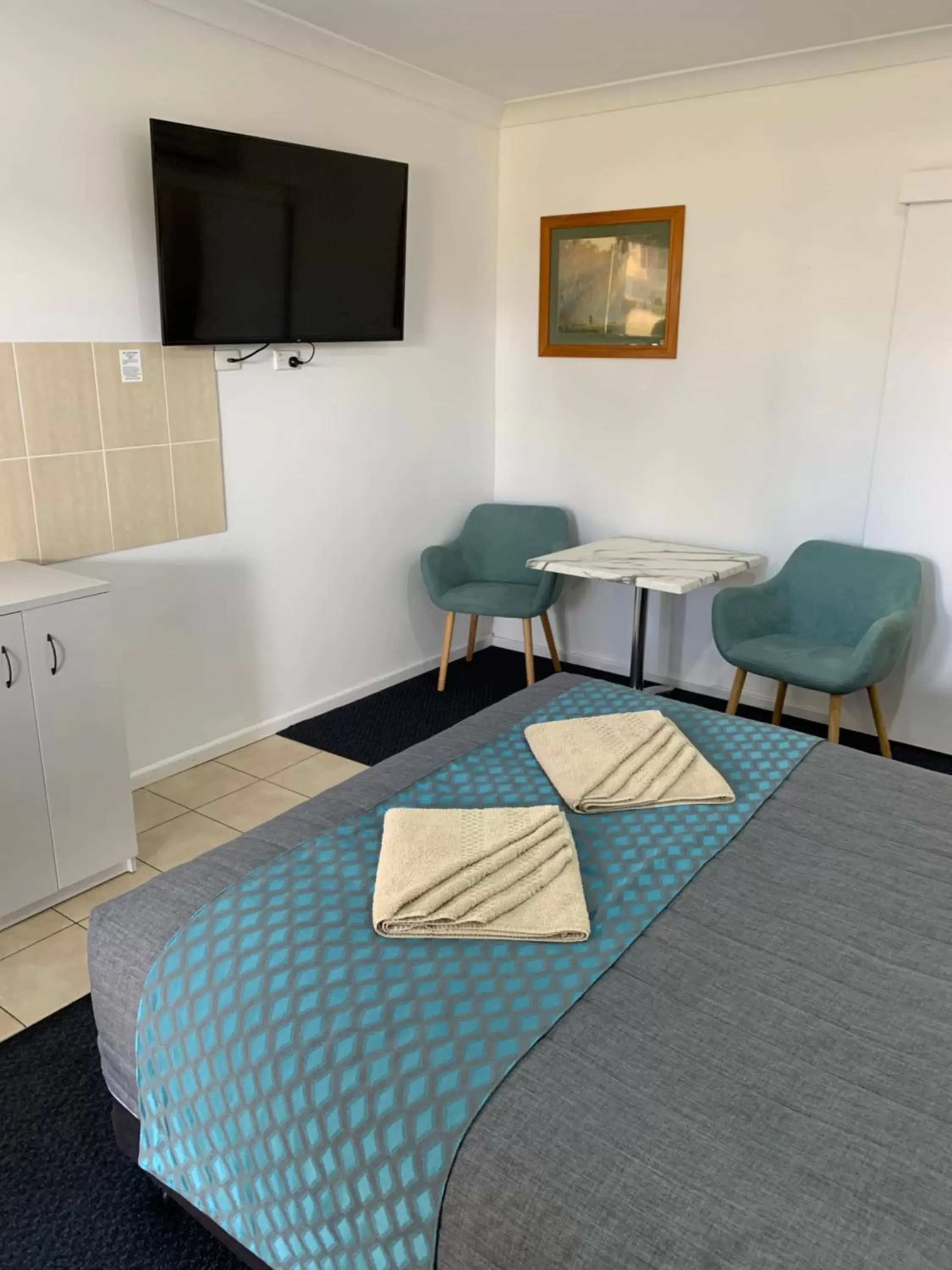 Bed, Seating Area in Glen Innes Motel