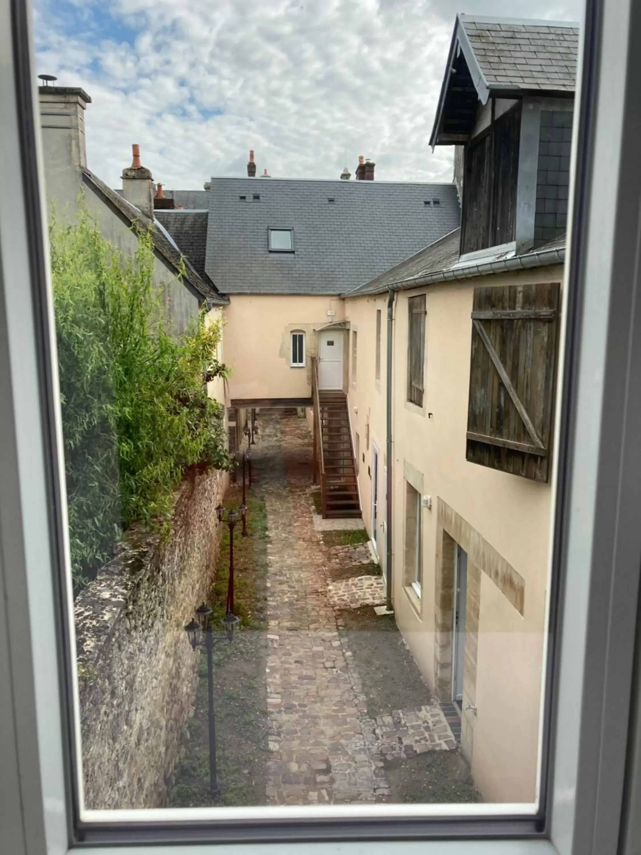 Inner courtyard view in Hôtel Le Saint Patrice