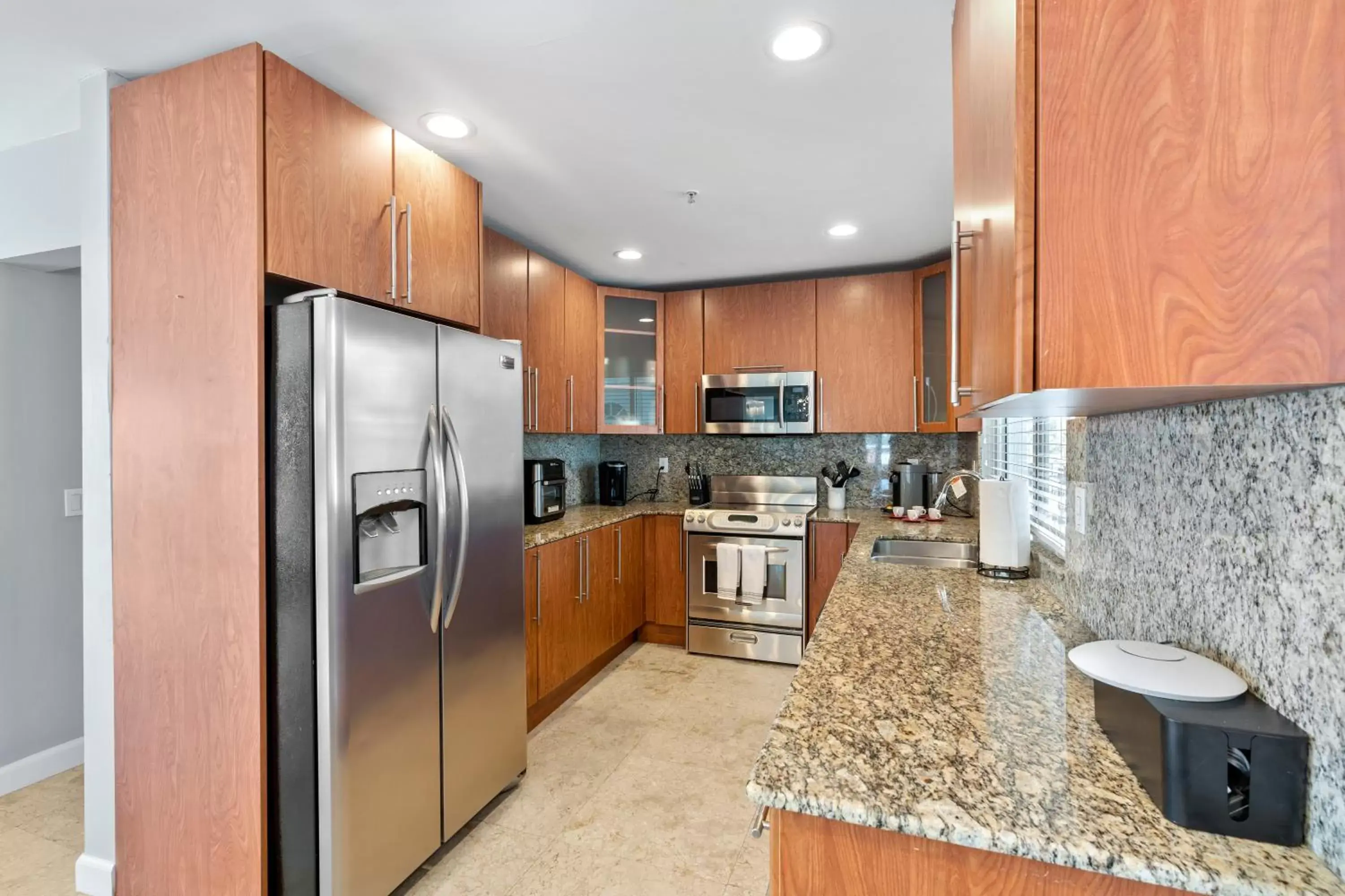 Kitchen or kitchenette, Bathroom in Isle of Venice Residence and Marina