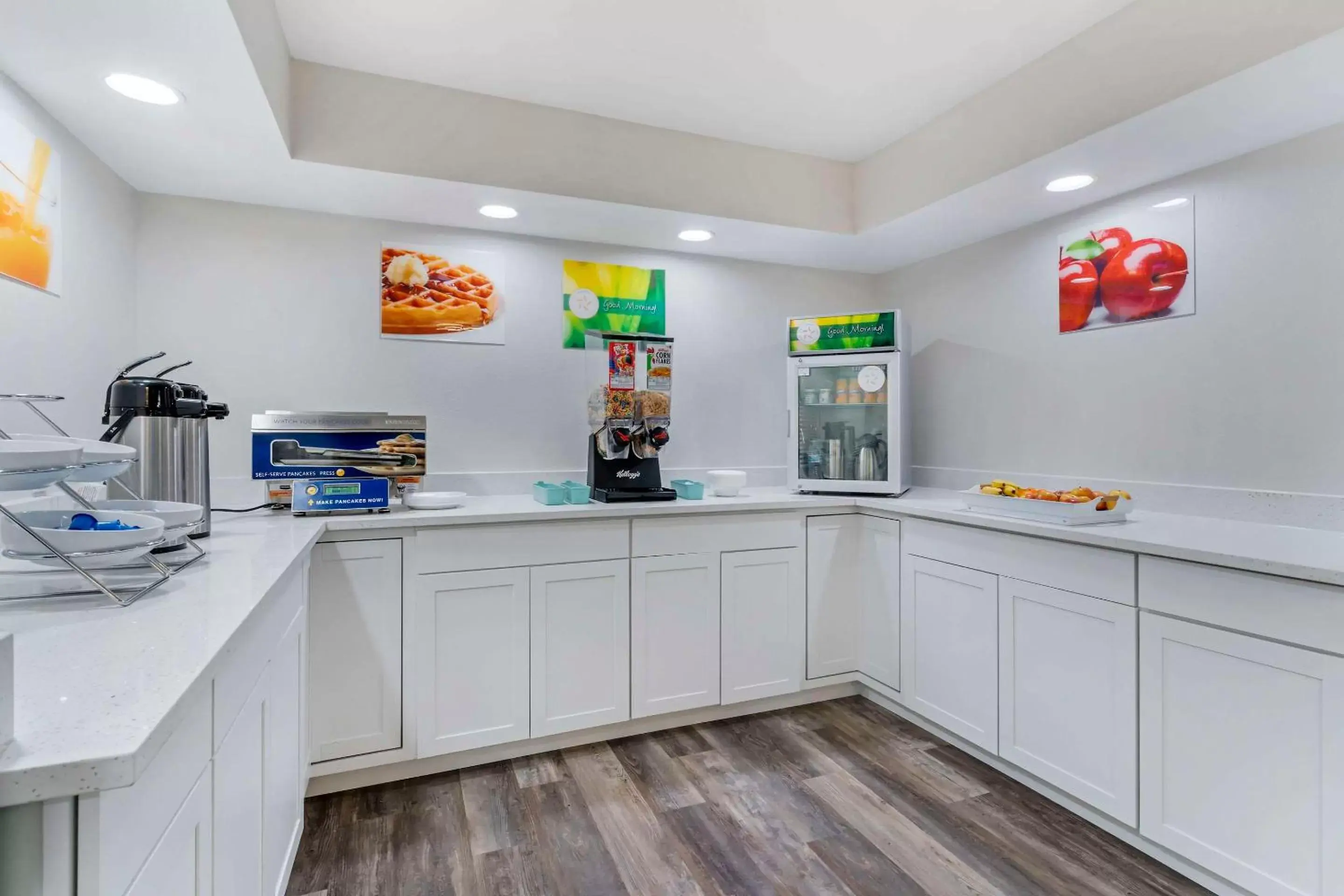 Breakfast, Kitchen/Kitchenette in Days Inn & Suites by Wyndham Orlando East UCF Area