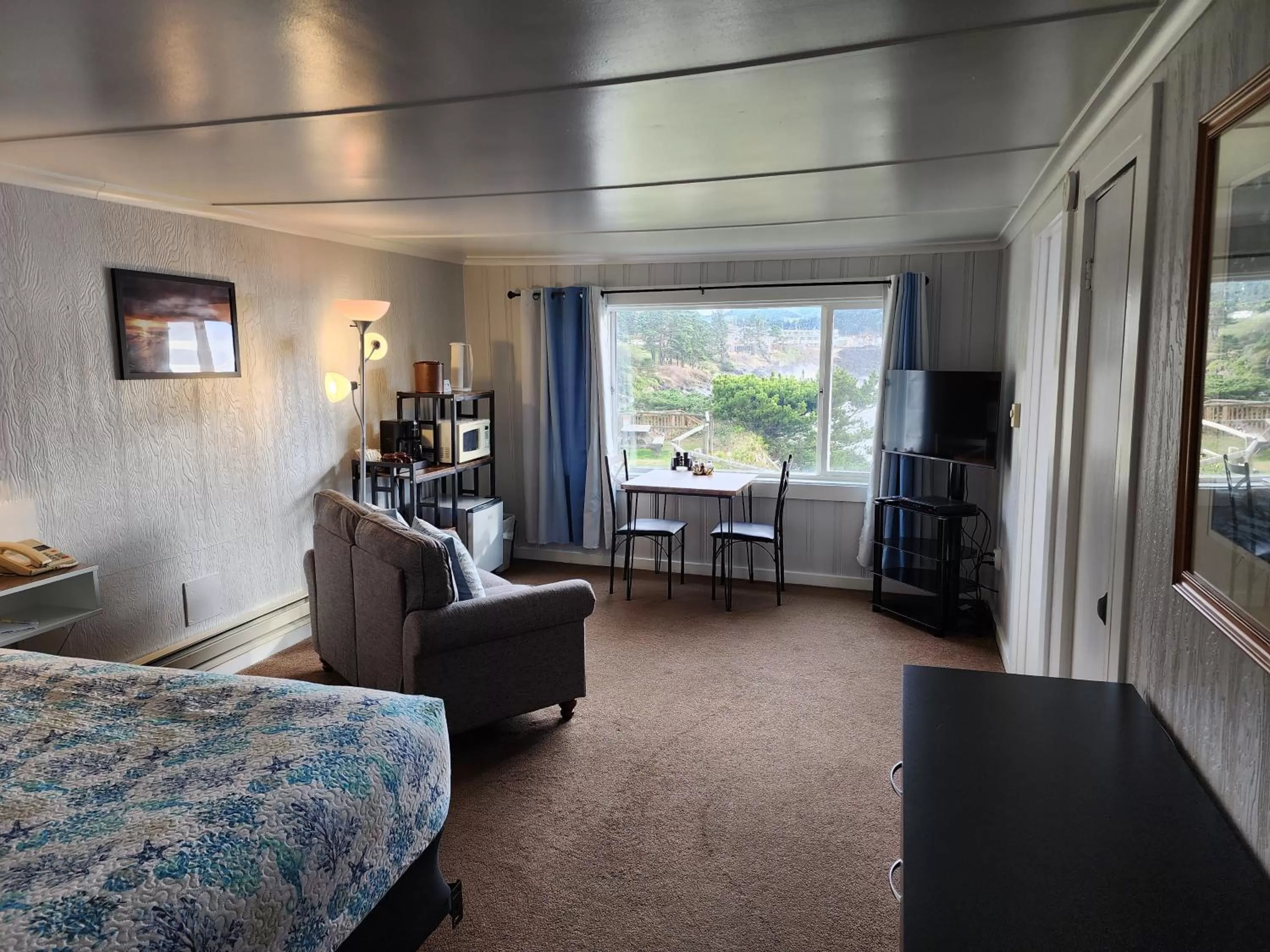 Bed in Inn at Arch Rock