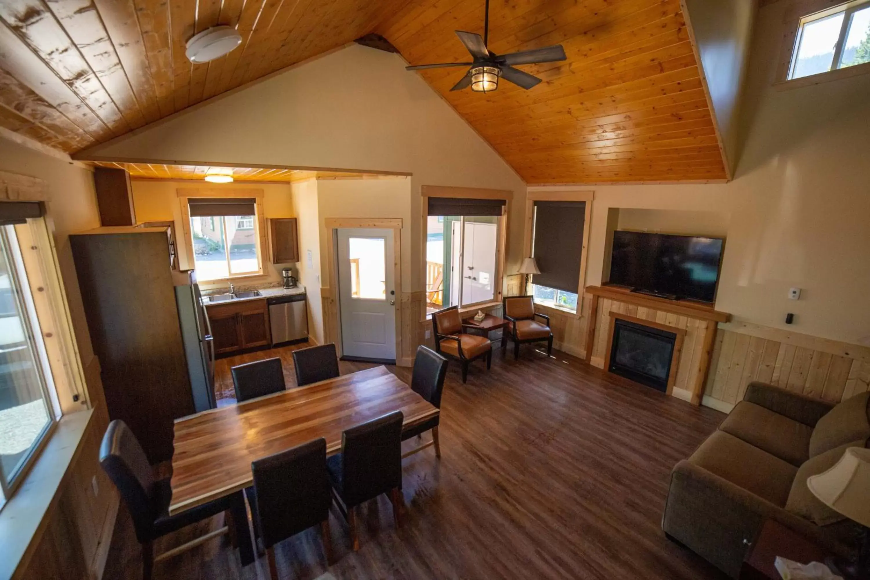 TV and multimedia, Dining Area in Manning Park Resort