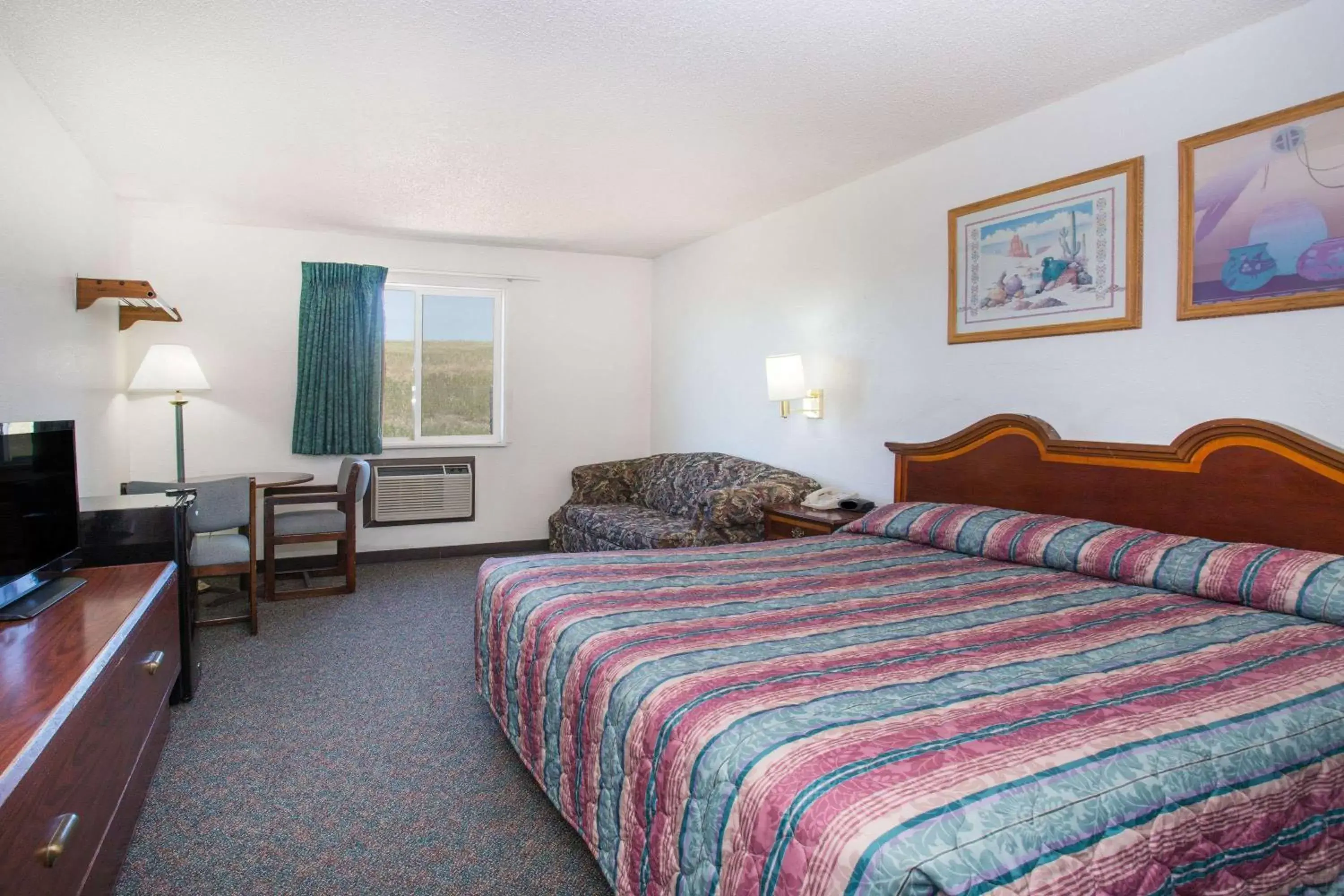 Photo of the whole room, Bed in Super 8 by Wyndham Limon