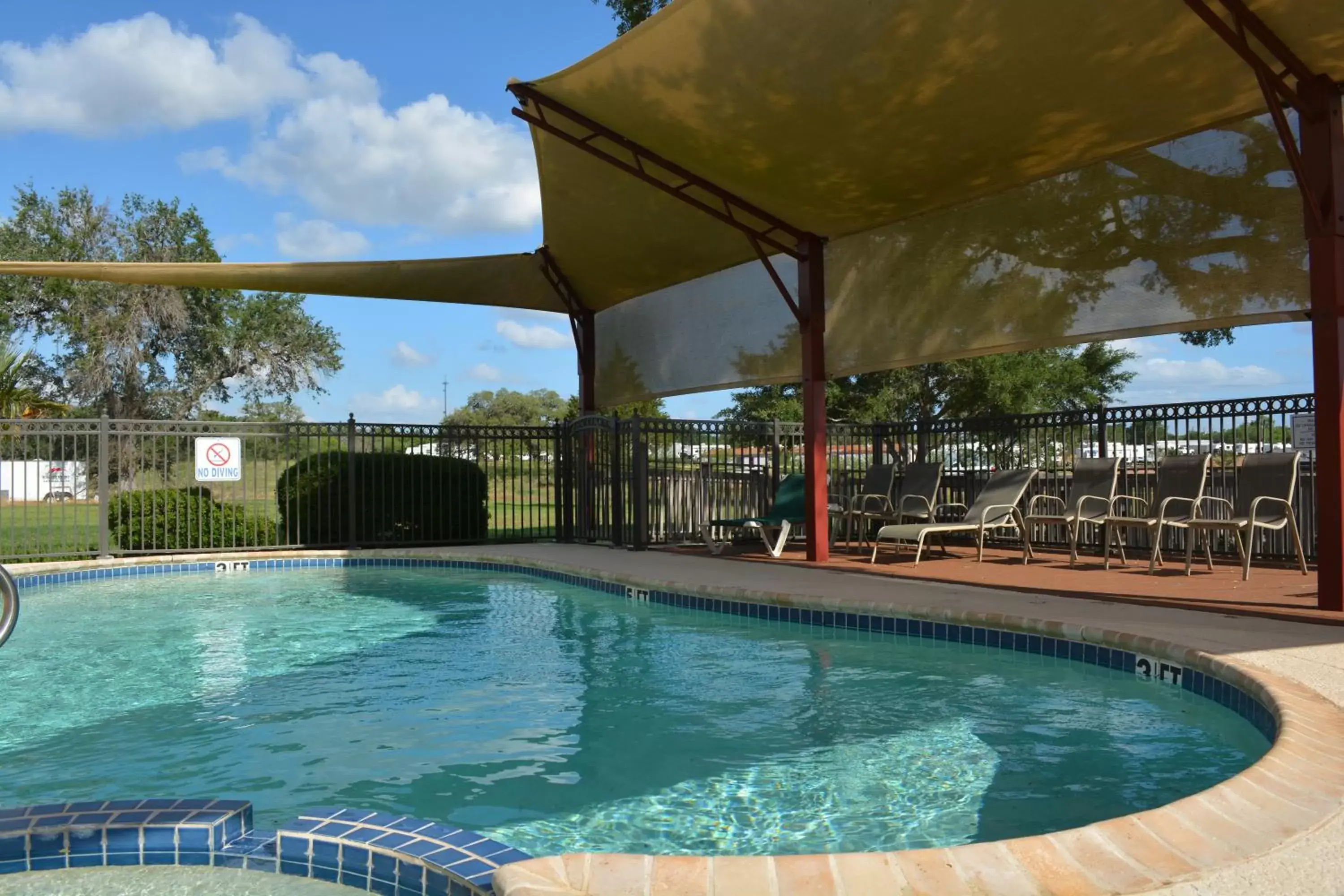 Swimming Pool in Executive Inn & Suites Cuero