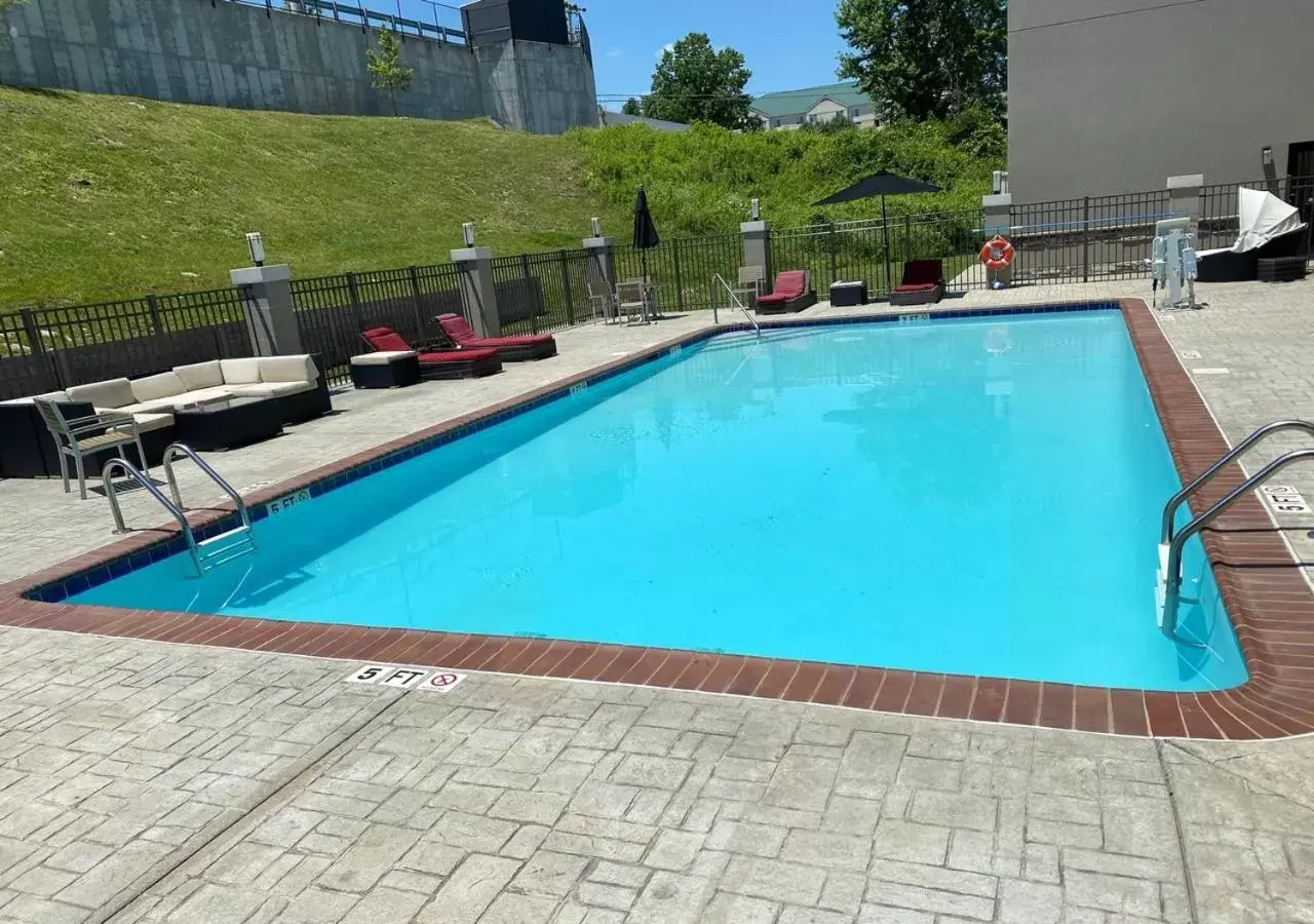 Pool view, Swimming Pool in Quality Suites Nashville Airport