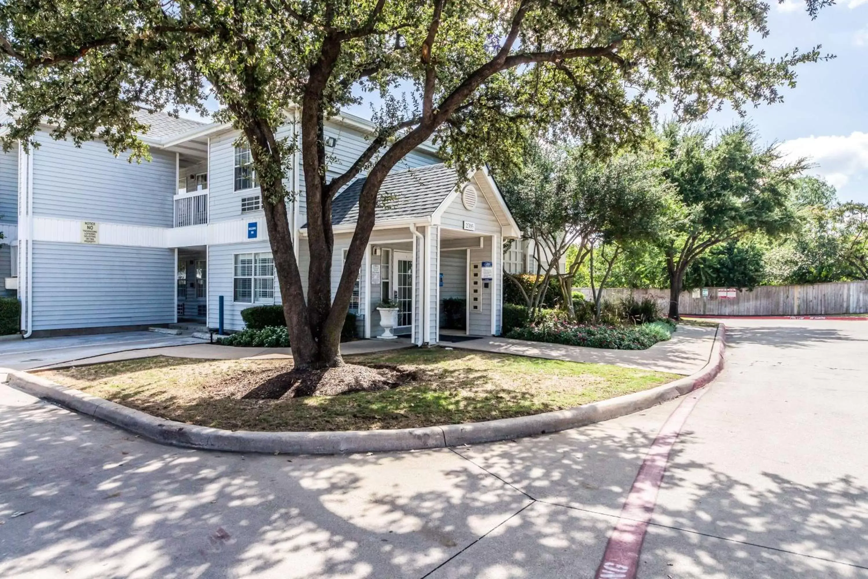 Property building in Studio 6-Dallas, TX - Northwest Property building in Studio 6-Dallas, TX - Northwest