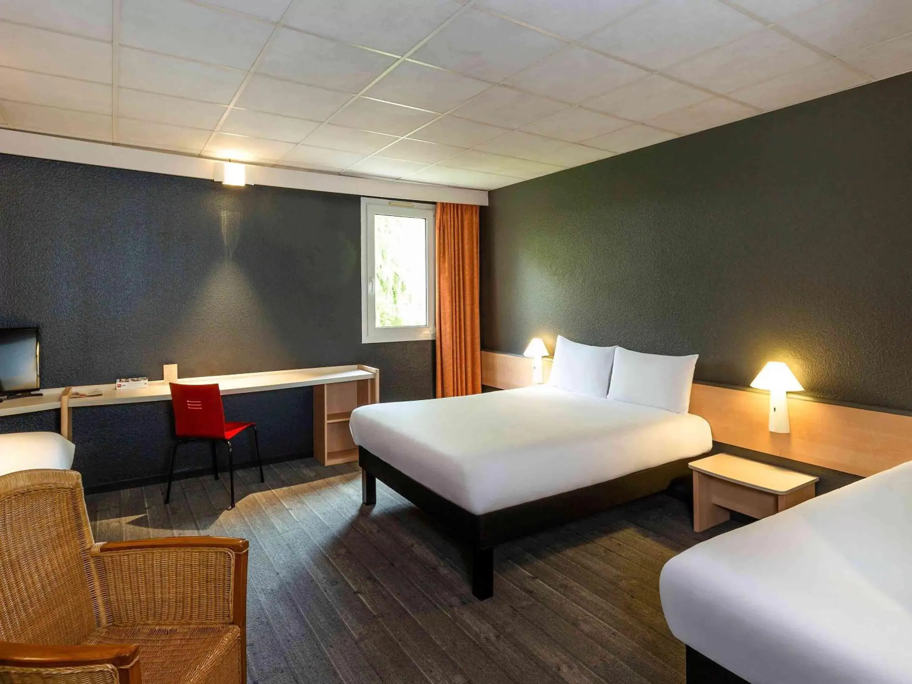 Photo of the whole room in ibis Lannion
