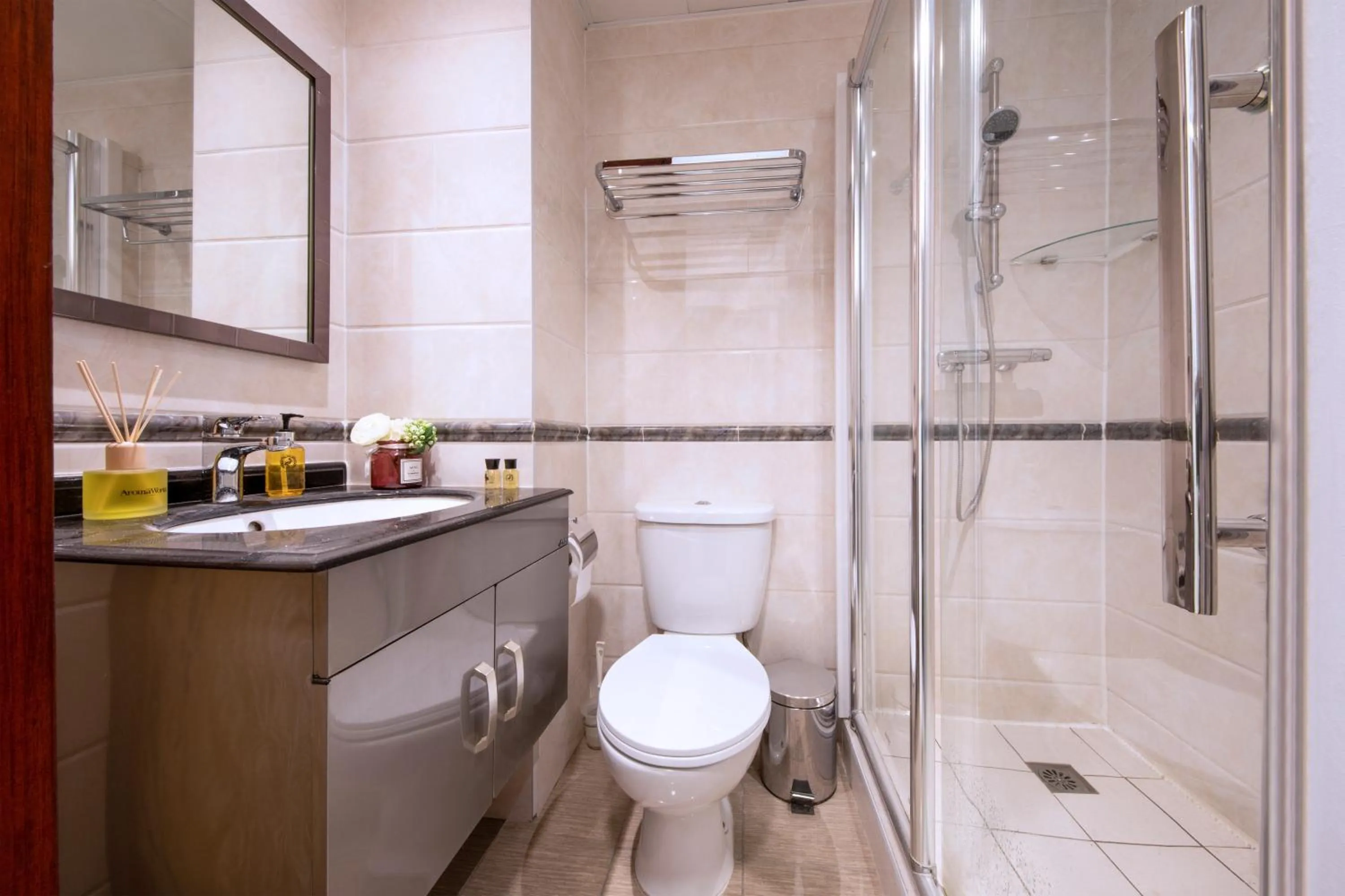 Shower in City Inn Russell Square