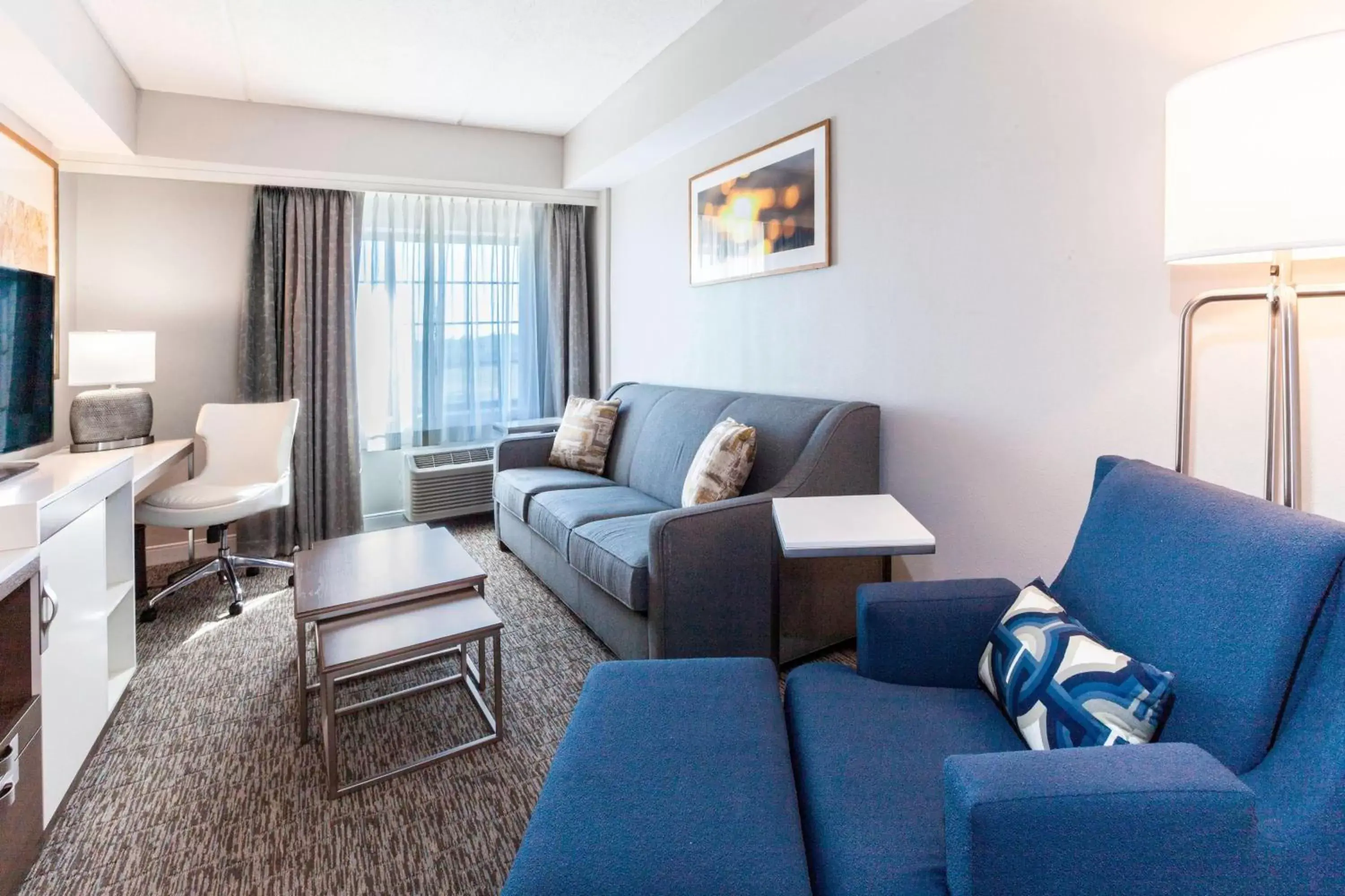 Living room, Seating Area in Sheraton Jacksonville Hotel