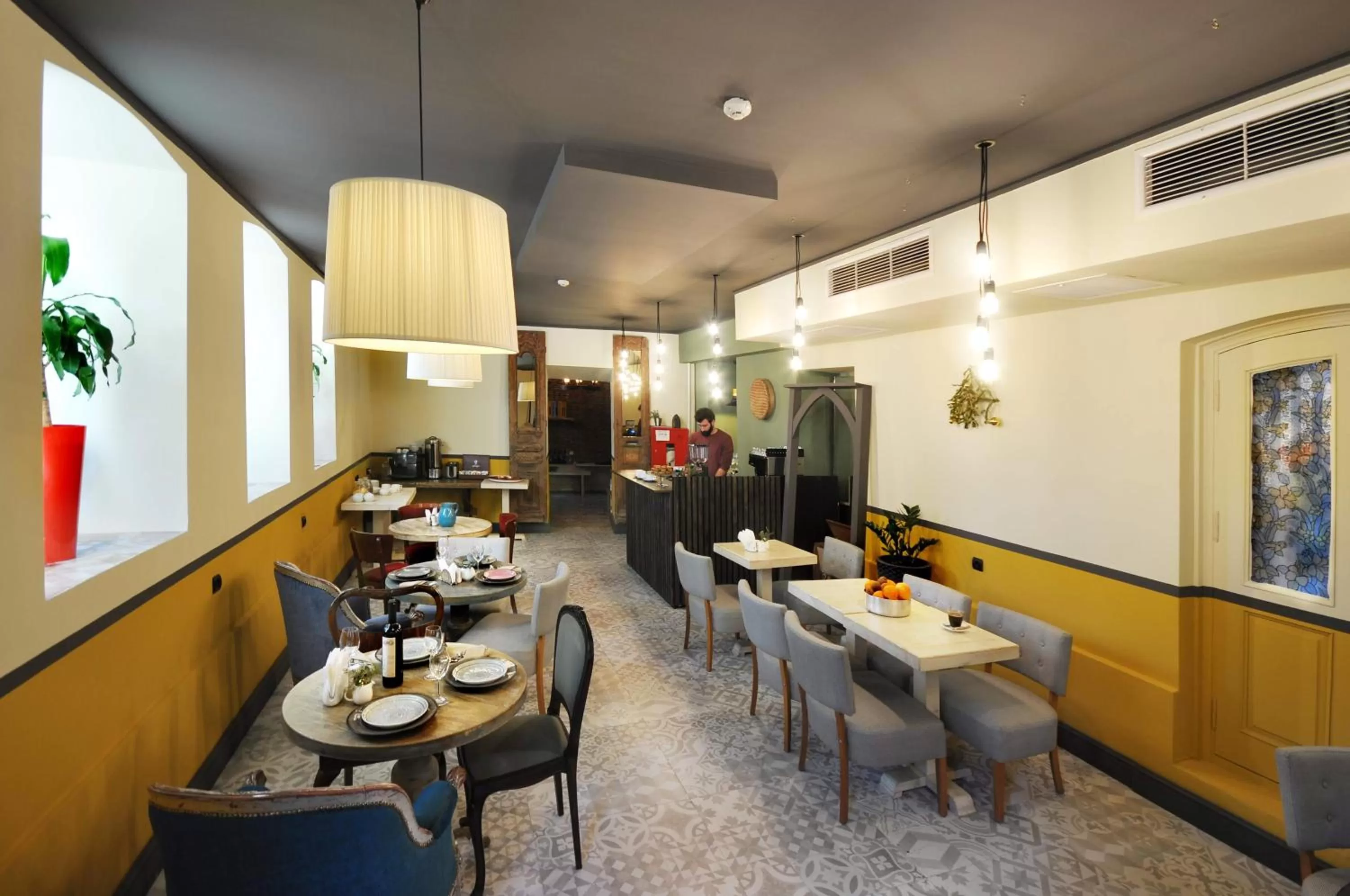 Restaurant/places to eat in Tekla Palace By Urban Hotels