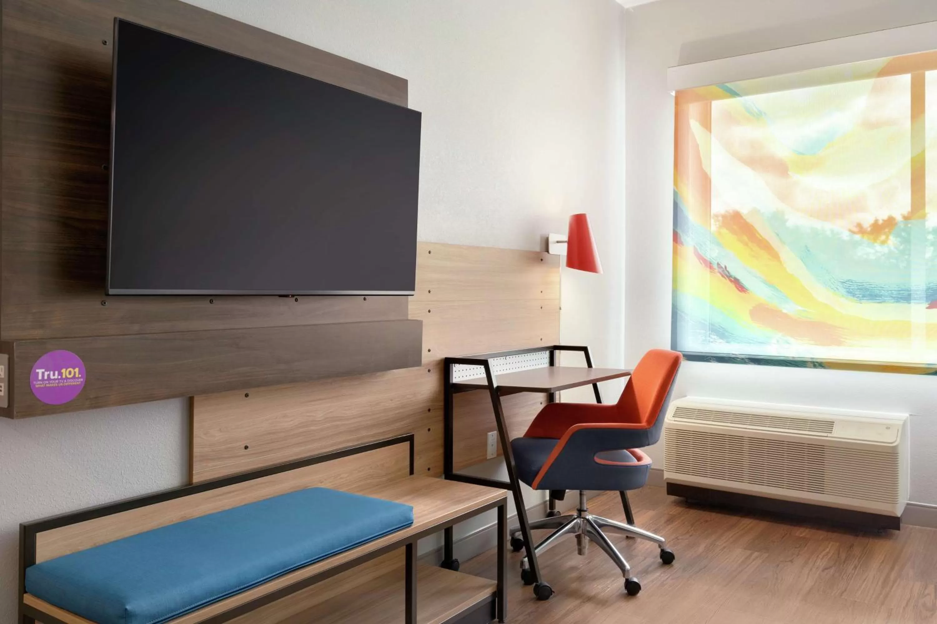 King Room with Bath Tub - Mobility/Hearing Accessible  in Tru By Hilton Sandusky, Oh