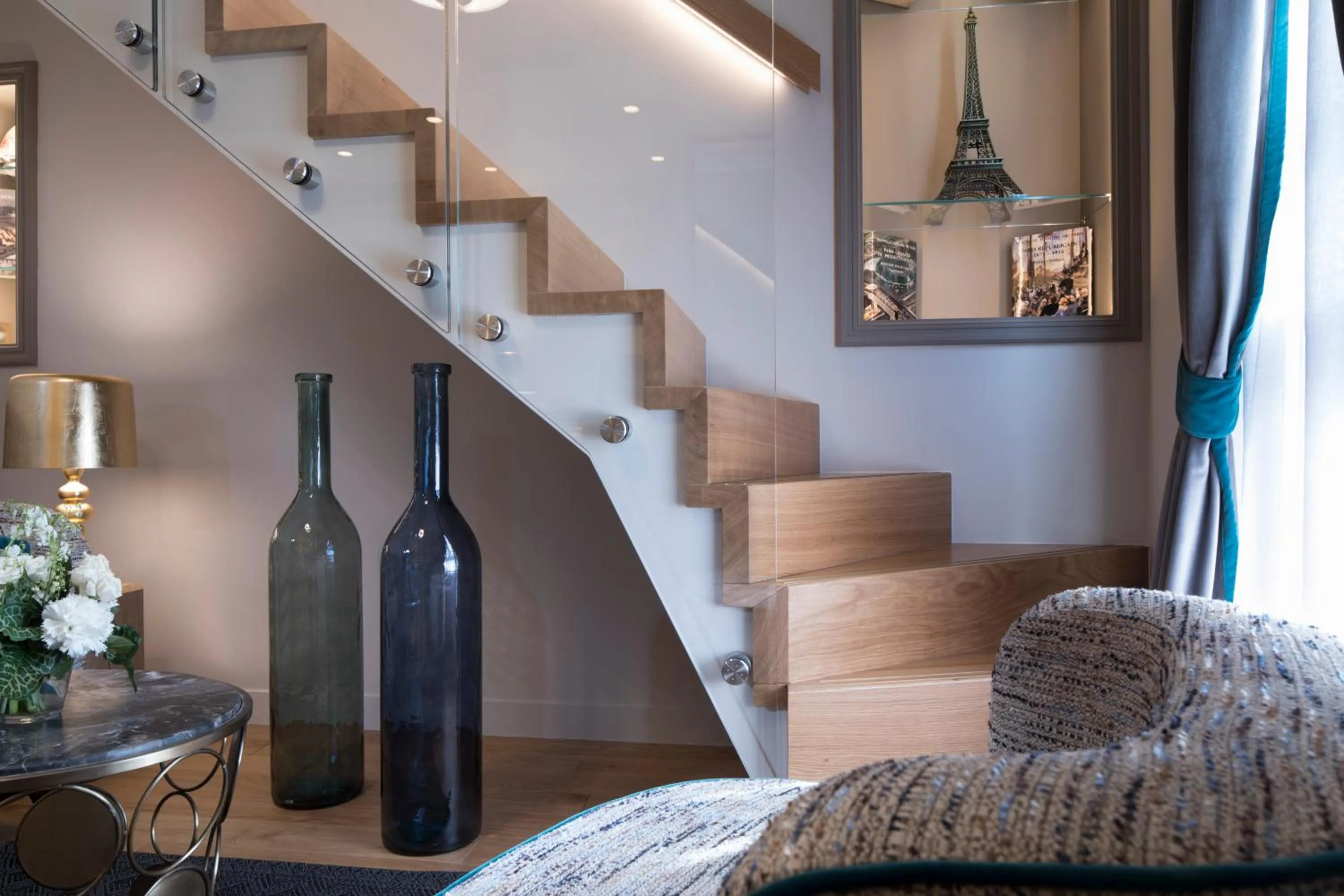 Living room in Hotel Lumen Paris Louvre