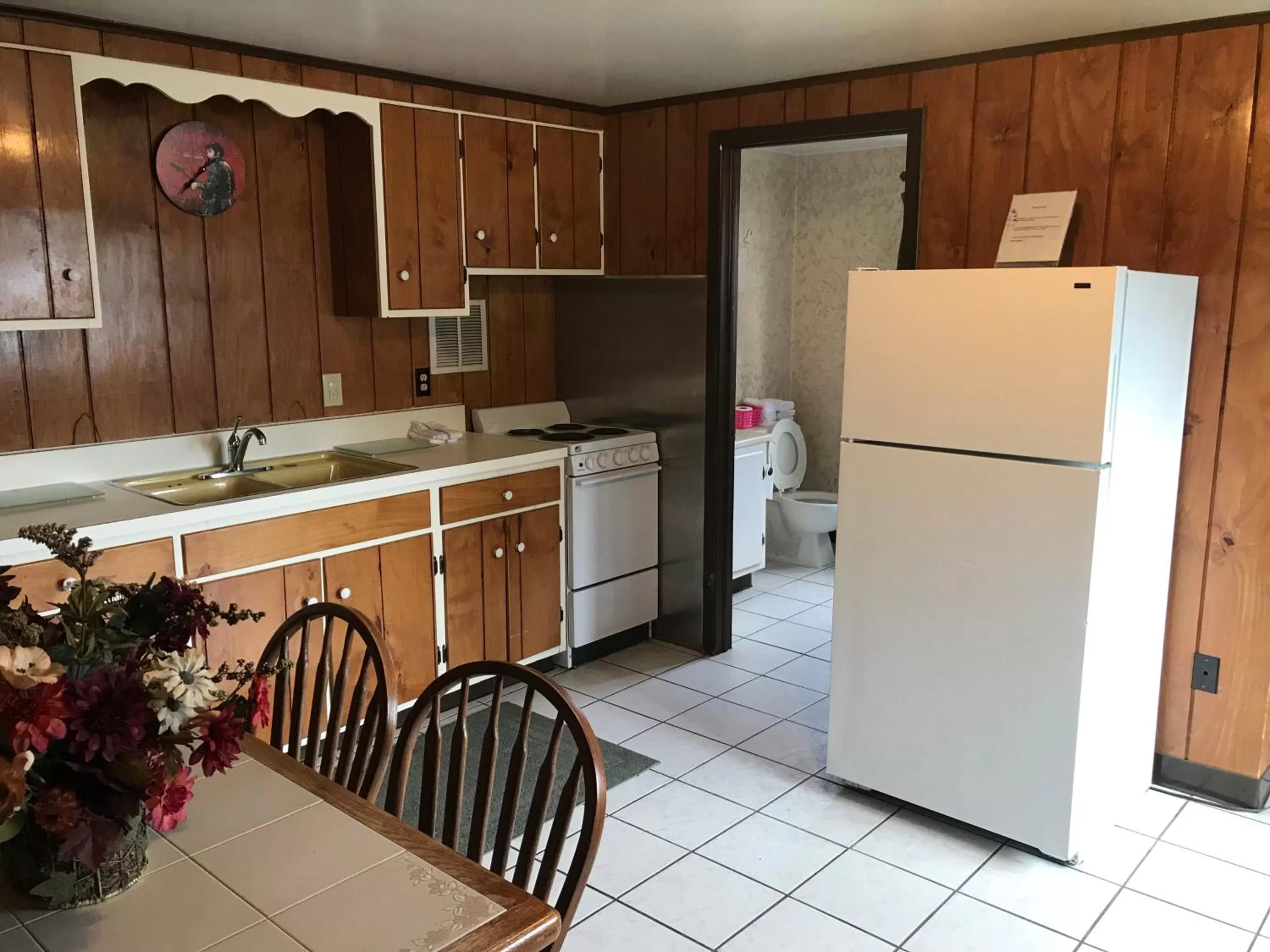 Kitchen or kitchenette in Simmons Motel and Suites