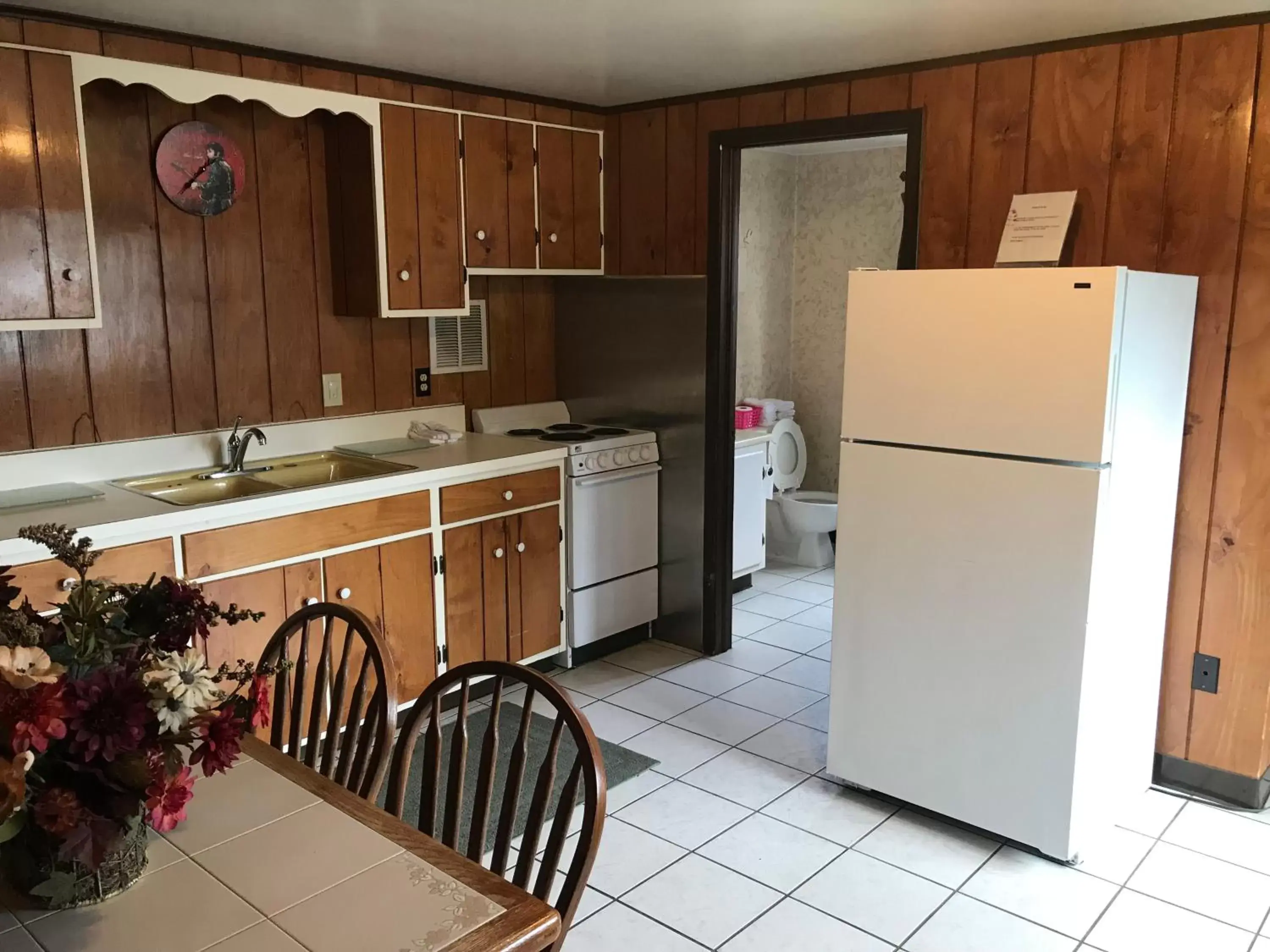 Kitchen/Kitchenette in Simmons Motel and Suites