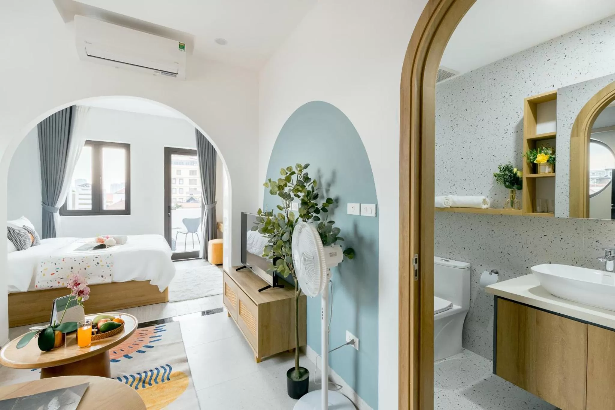 Photo of the whole room, Bed in Crescendo Boutique Studio