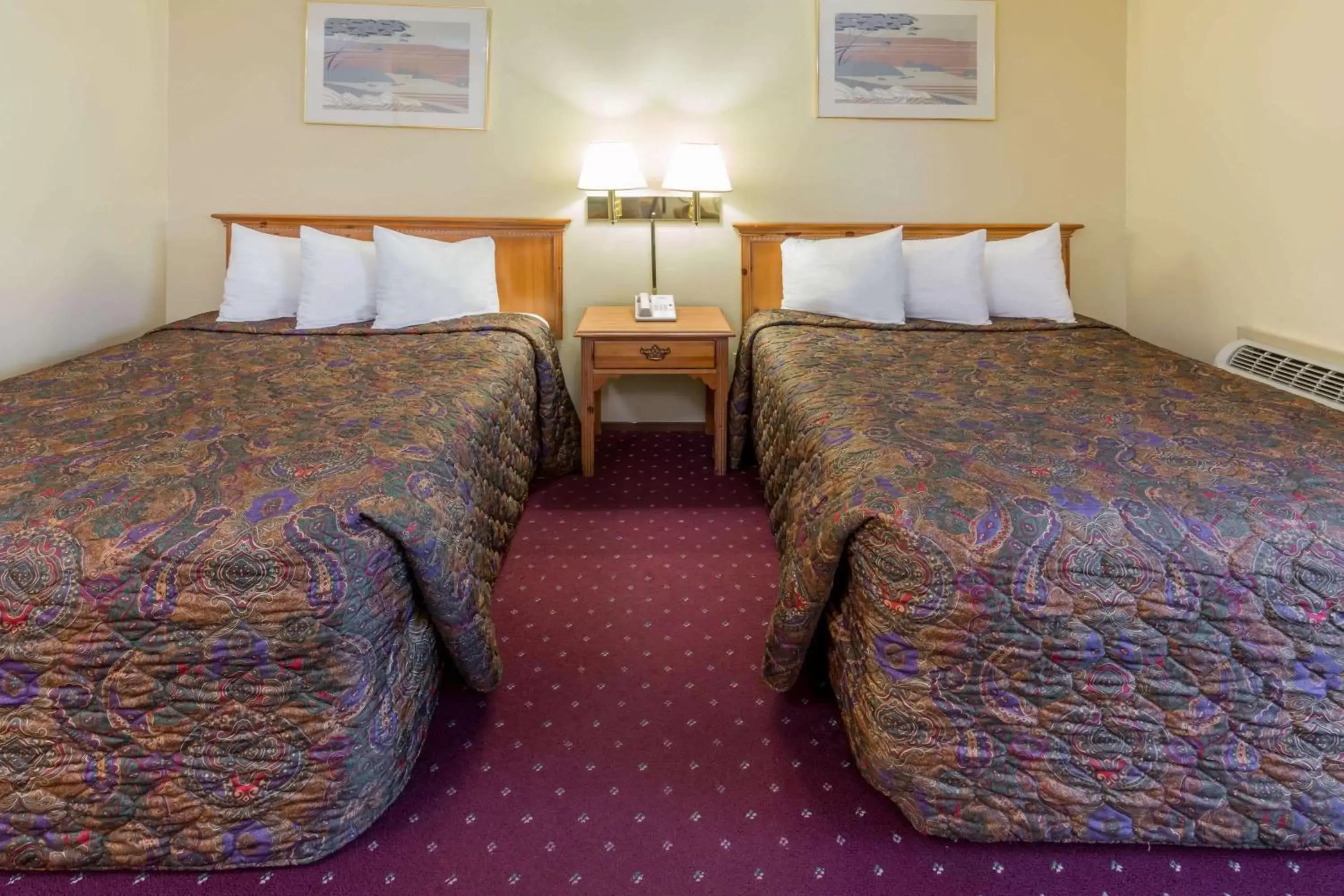 Photo of the whole room, Bed in Days Inn by Wyndham Medford