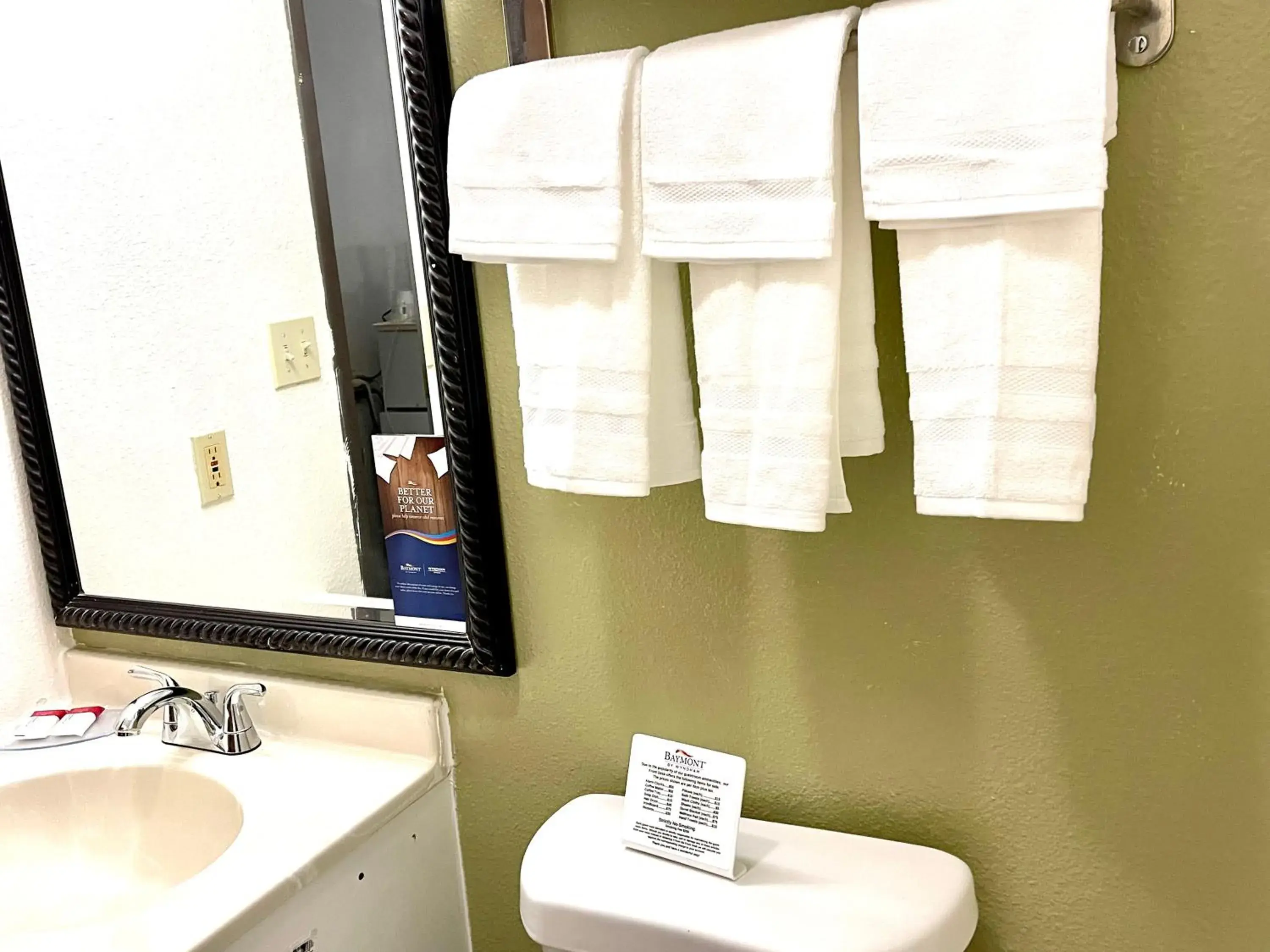 Queen Room with Mobility Access, Bath Tub w/ Grab Bars, Non-Smoking in Baymont by Wyndham Hutchinson Queen Room with Mobility Access, Bath Tub w/ Grab Bars, Non-Smoking in Baymont by Wyndham Hutchinson