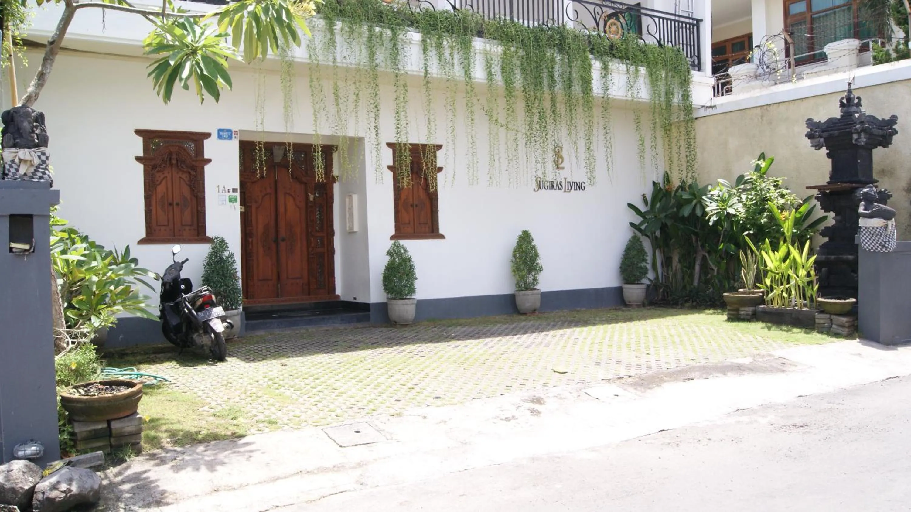 Day in Sugiras Living