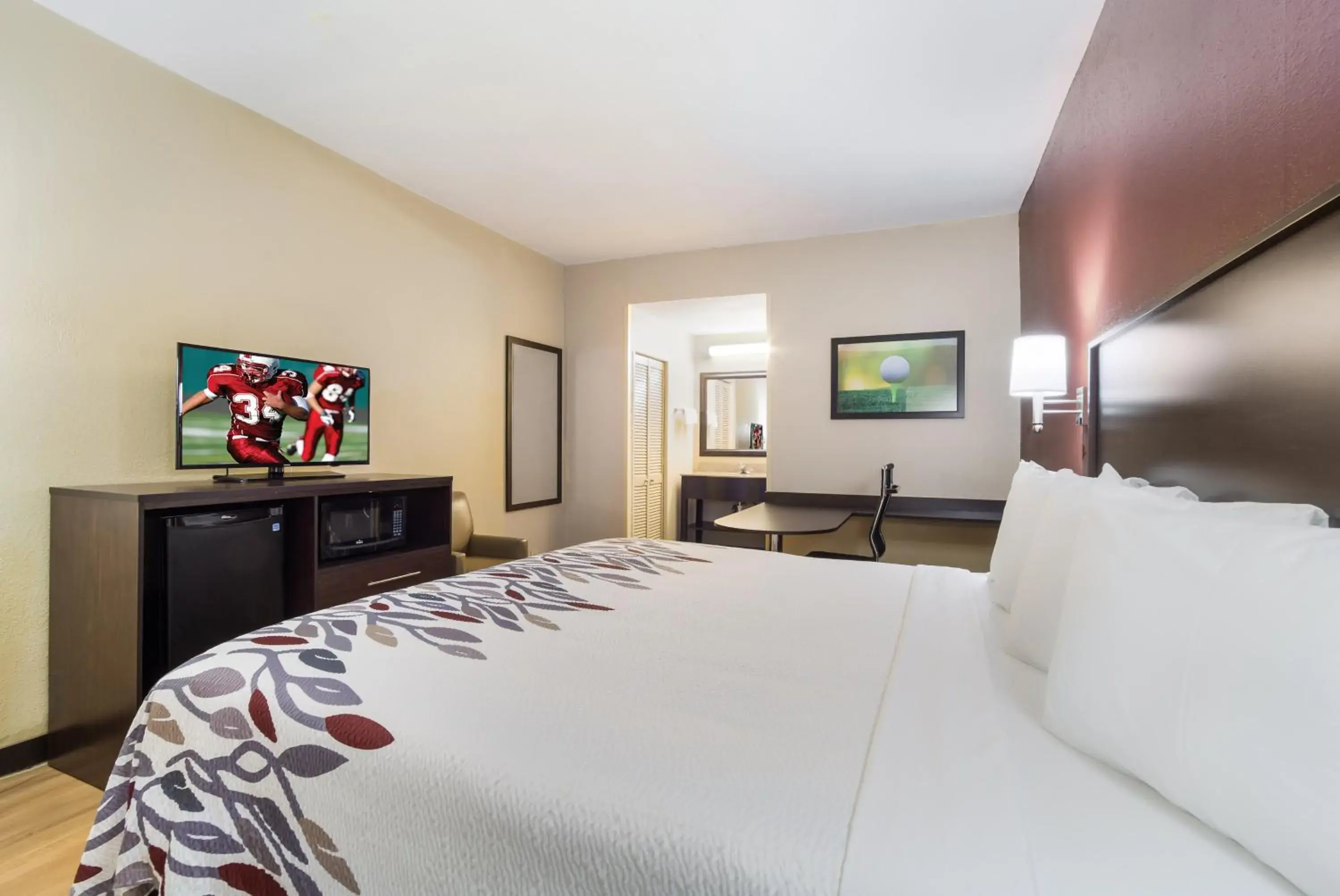 Photo of the whole room, Bed in Red Roof Inn Augusta – Washington Road