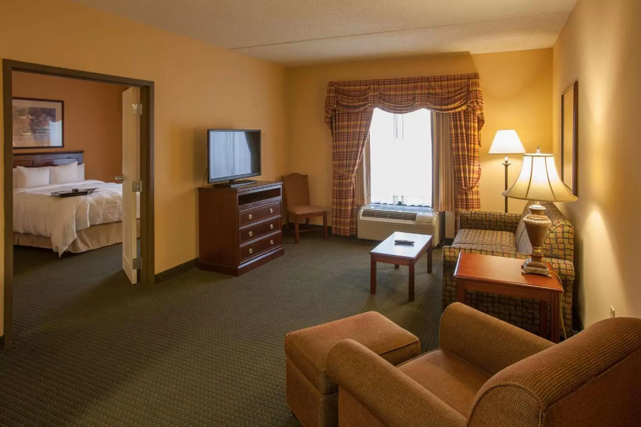 Bed, Seating Area in Hampton Inn & Suites Stillwater