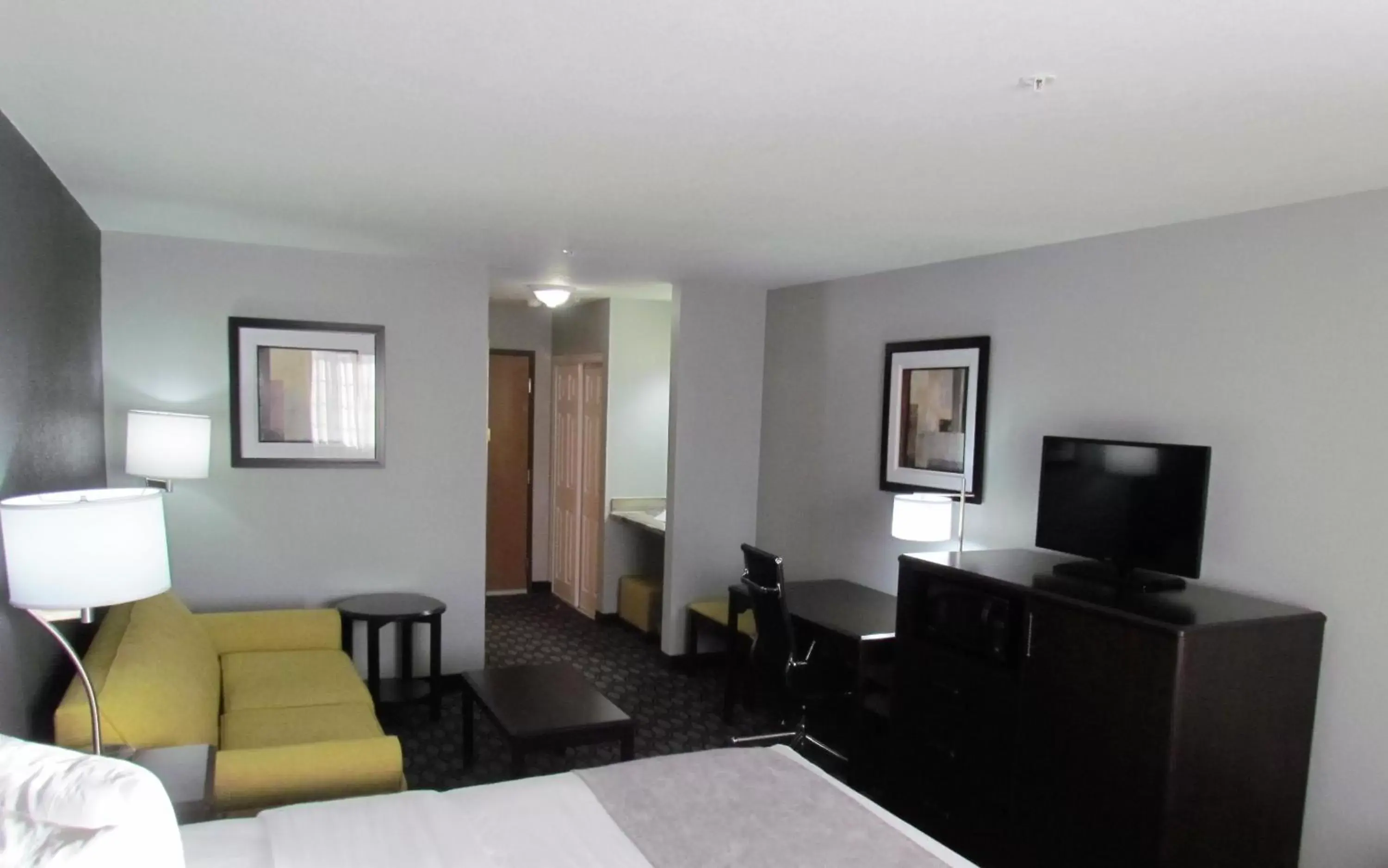 Bed, TV/Entertainment Center in Oak Hill Inn & Suites