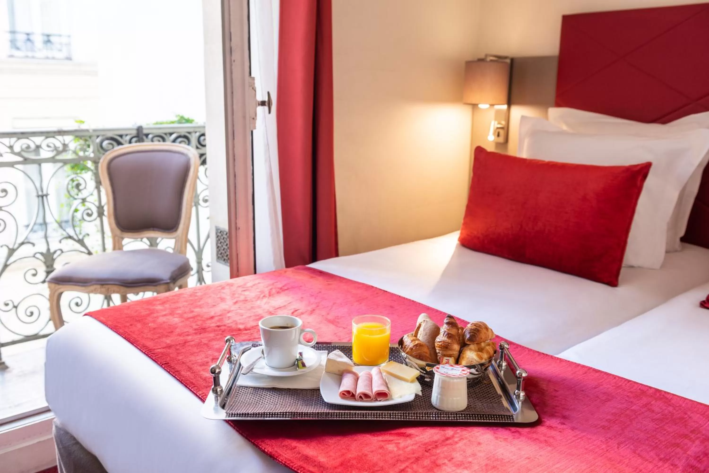 Balcony/Terrace, Bed in Hôtel Aston Paris