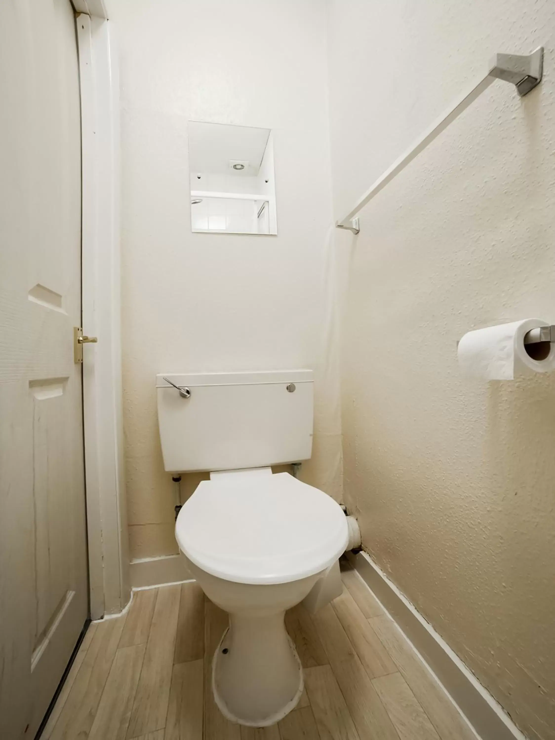 Bathroom in OYO Devine Beach Hotel, Westcliff Southend-On-Sea