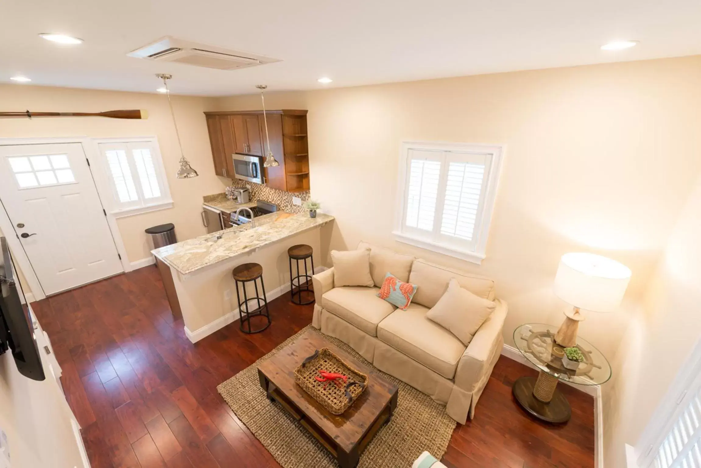 Kitchen or kitchenette, Seating Area in The East Island Reserve Hotel