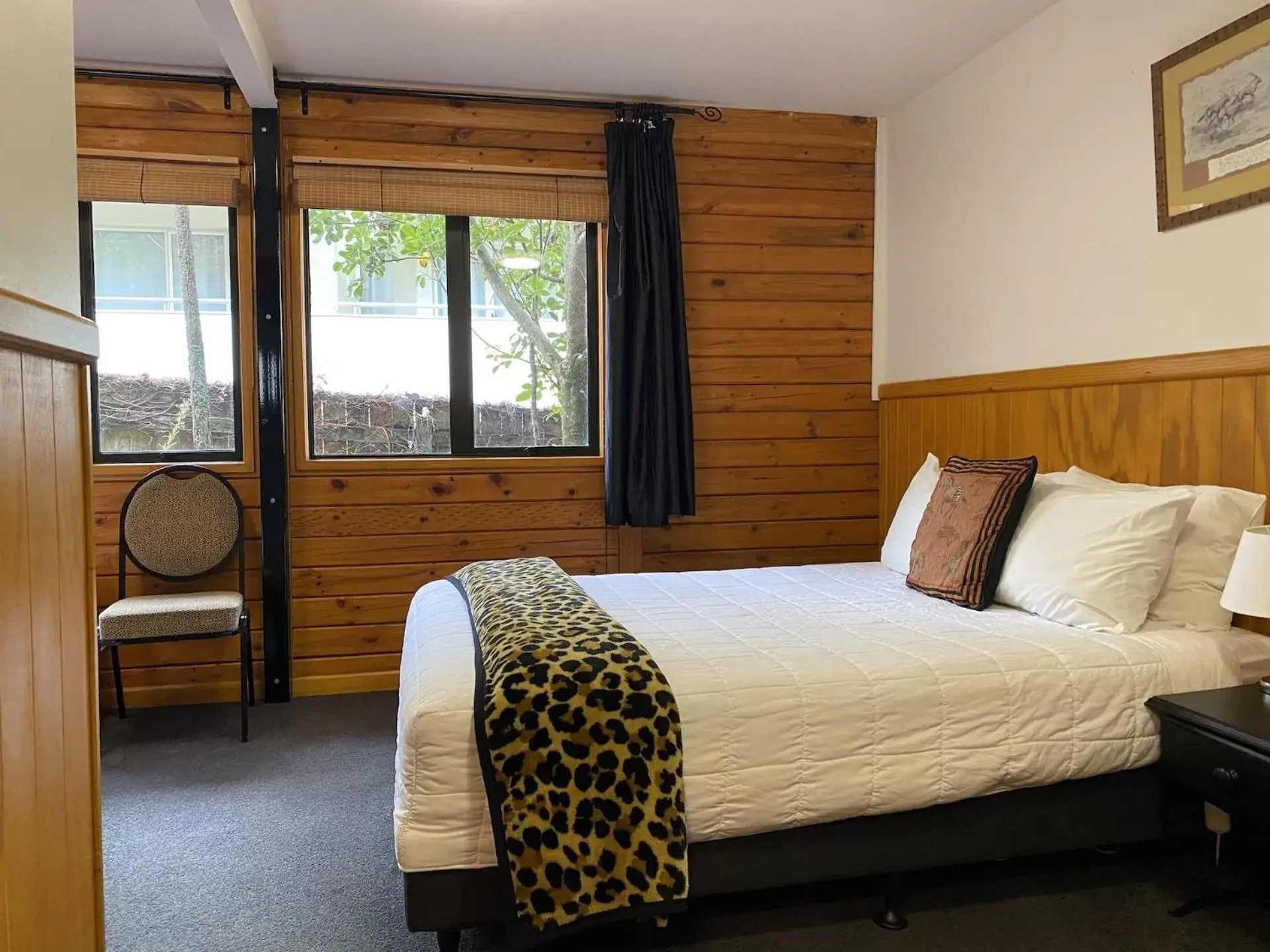 Photo of the whole room, Bed in Lakefront Lodge Taupo