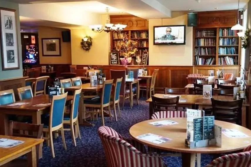 Restaurant/Places to Eat in The Catherine Wheel Wetherspoon Hotel