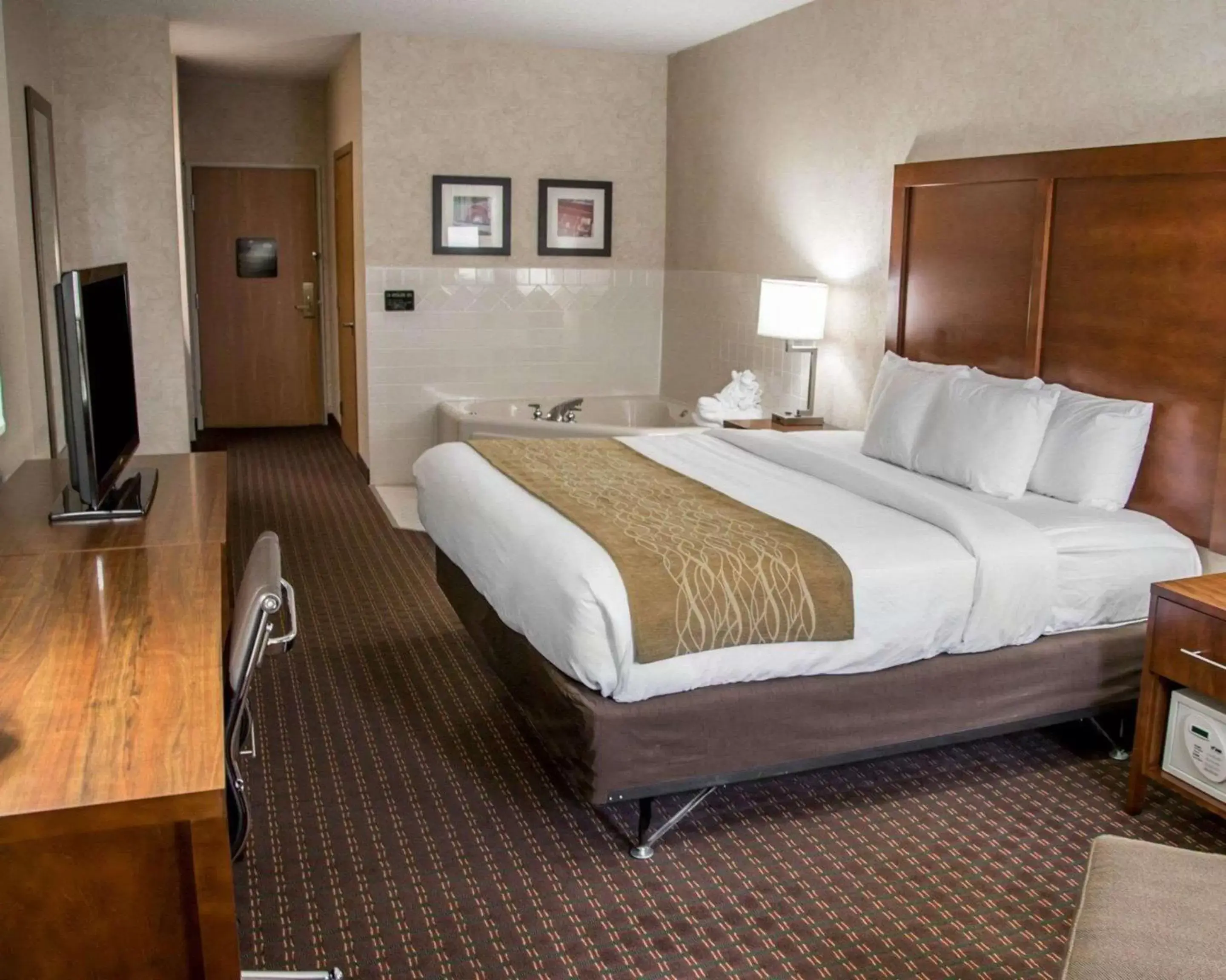 Photo of the whole room, Bed in Comfort Inn & Suites Riverview near Davenport and I-80
