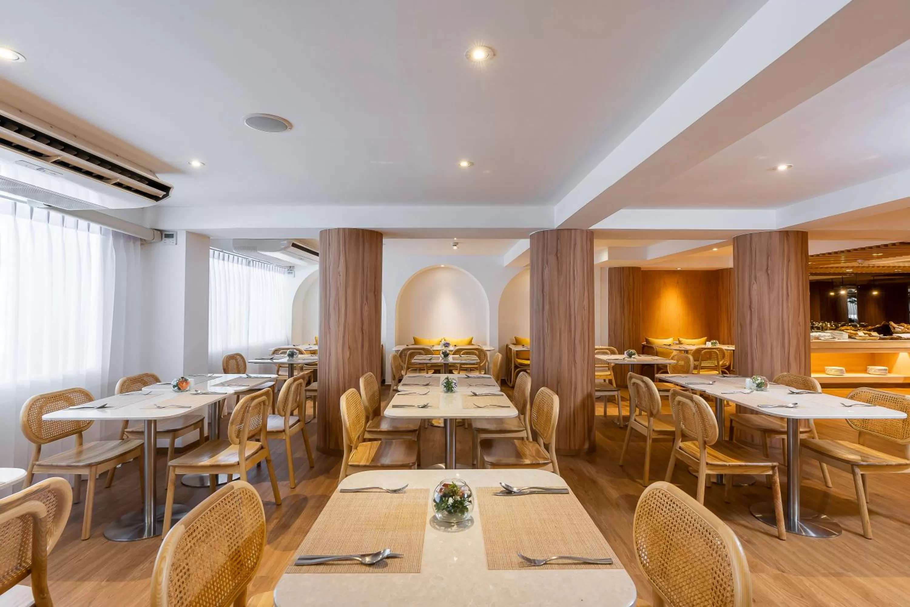 Restaurant/places to eat in Arck Hotel