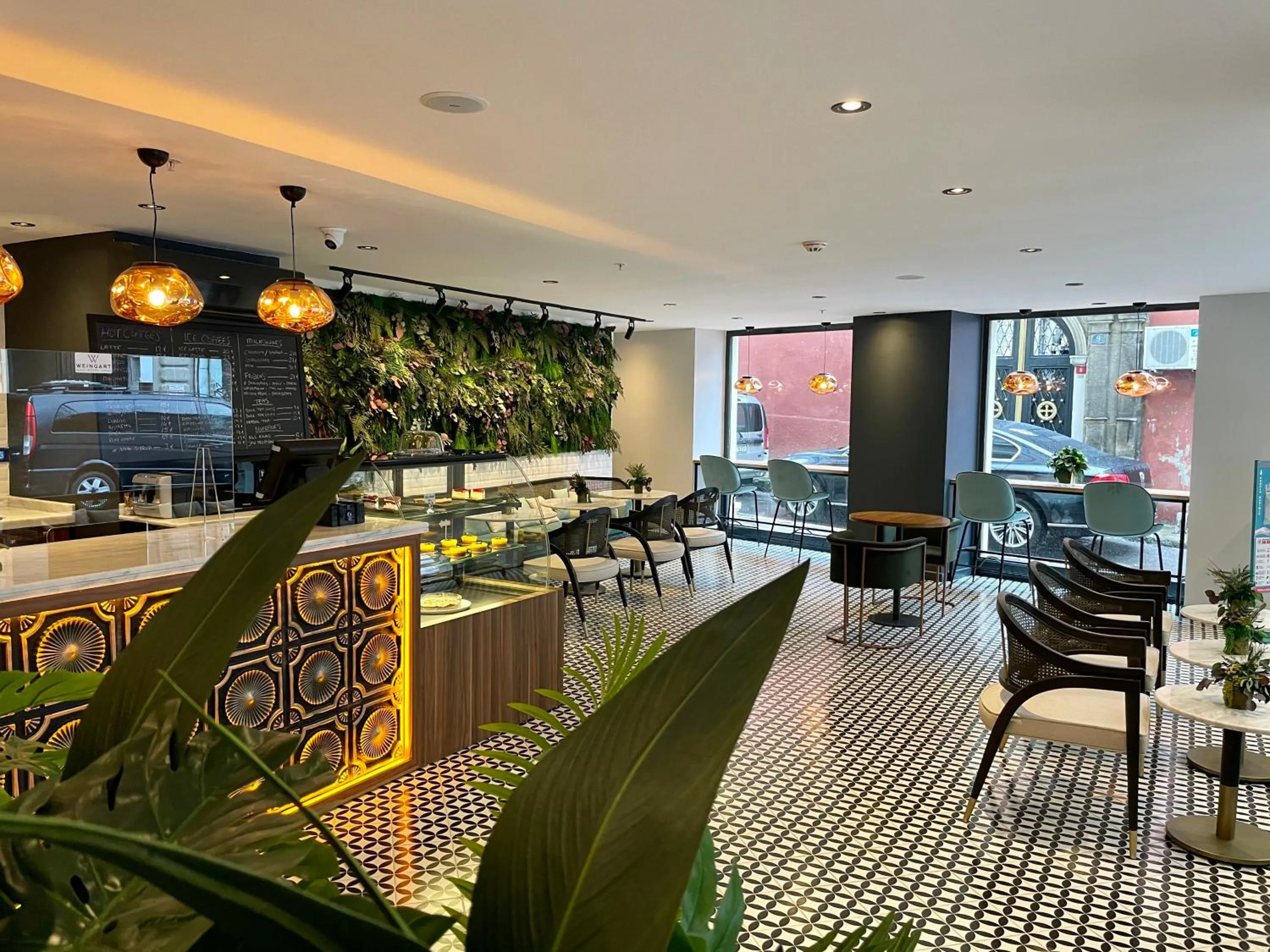 Restaurant/places to eat in Weingart Istanbul